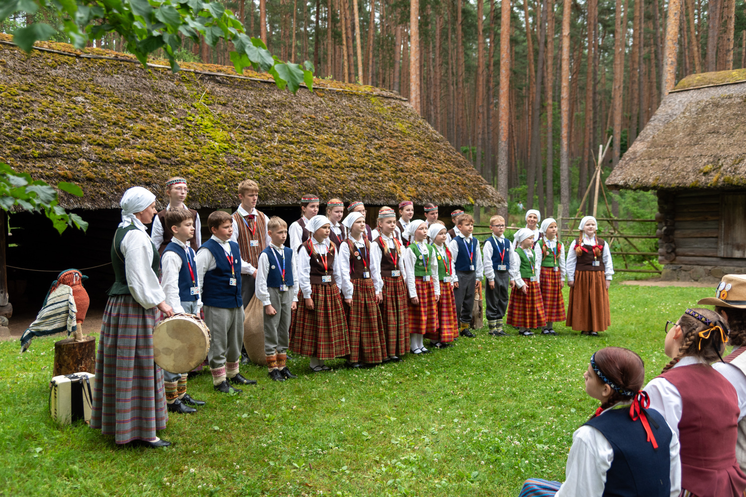 XIII Latvijas Skolu jaunatnes dziesmu un deju svētki: folkloras kopu programma "Dindaru, dandaru, radu novadu rakstus"