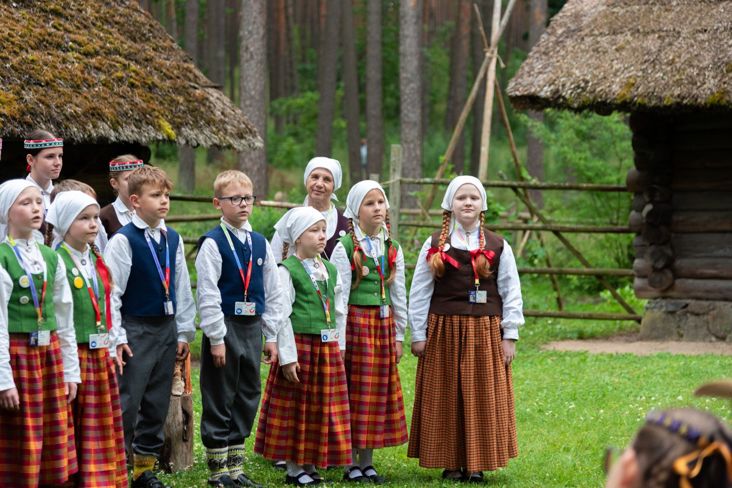 XIII Latvijas Skolu jaunatnes dziesmu un deju svētki: folkloras kopu programma "Dindaru, dandaru, radu novadu rakstus"