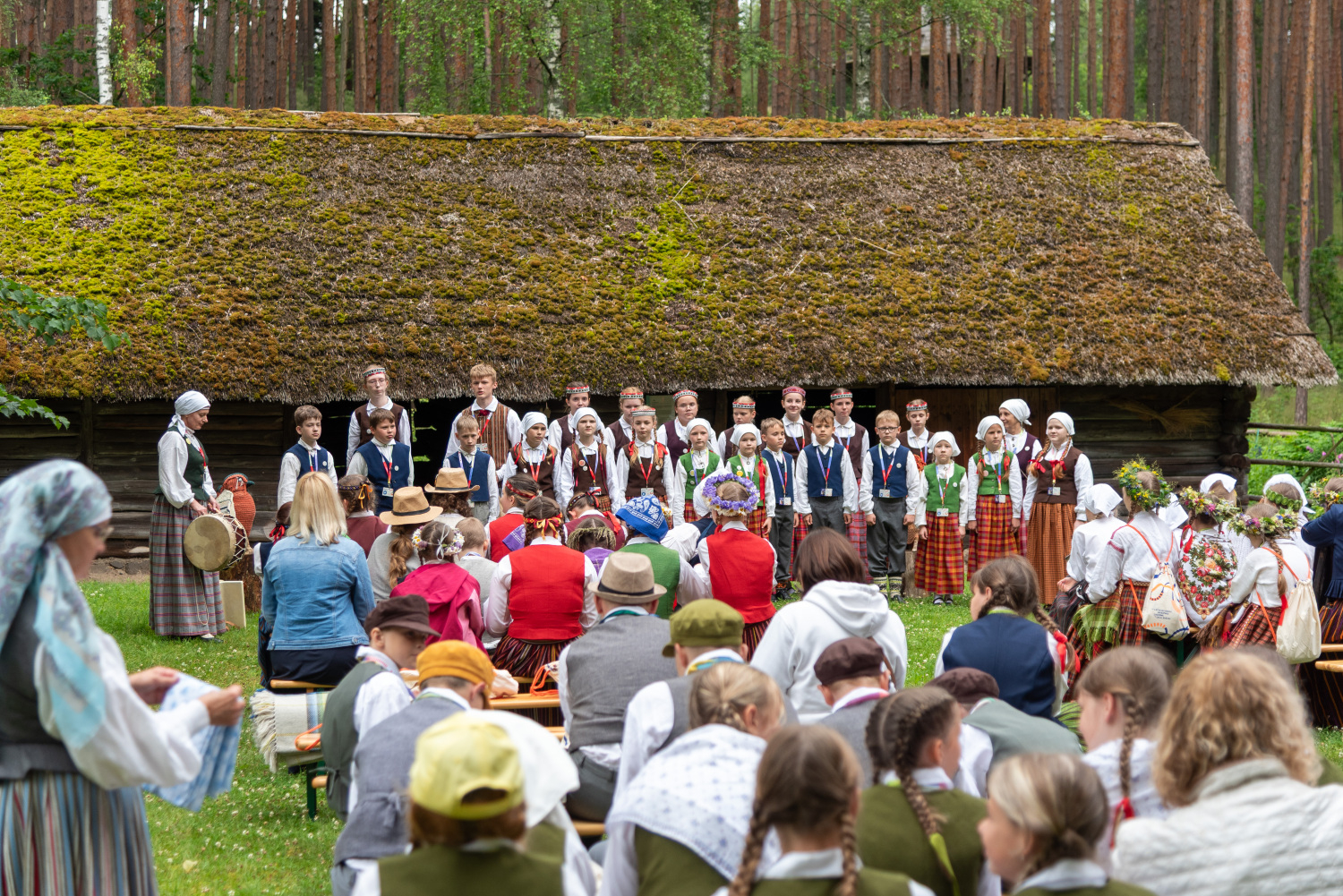 XIII Latvijas Skolu jaunatnes dziesmu un deju svētki: folkloras kopu programma "Dindaru, dandaru, radu novadu rakstus"