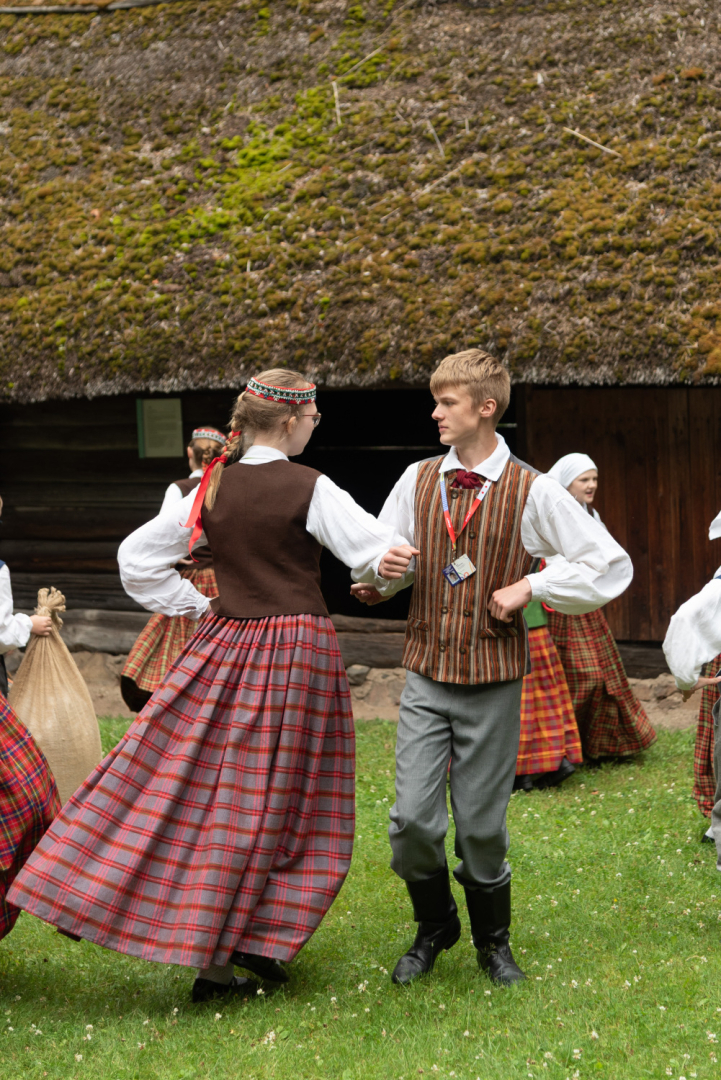 XIII Latvijas Skolu jaunatnes dziesmu un deju svētki: folkloras kopu programma "Dindaru, dandaru, radu novadu rakstus"