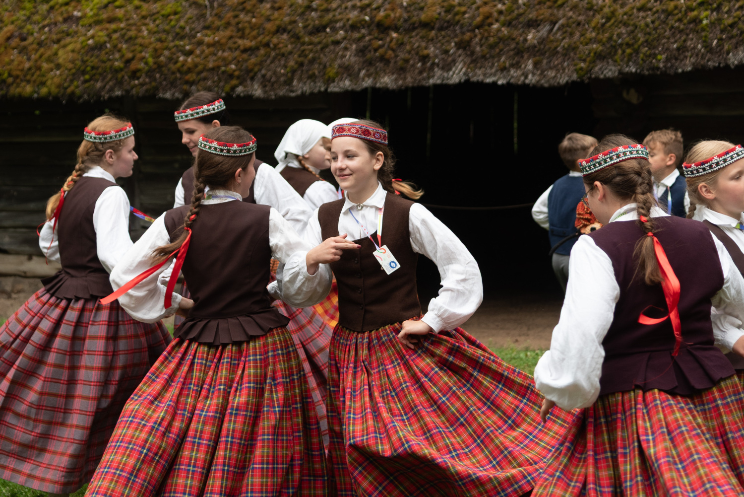 XIII Latvijas Skolu jaunatnes dziesmu un deju svētki: folkloras kopu programma "Dindaru, dandaru, radu novadu rakstus"