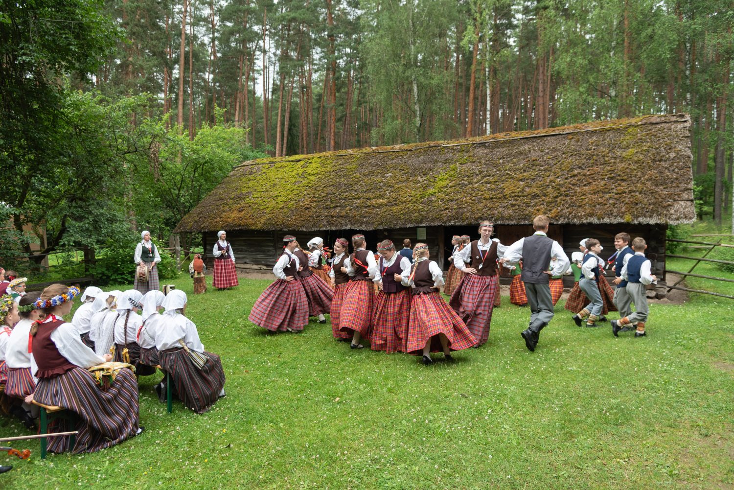 XIII Latvijas Skolu jaunatnes dziesmu un deju svētki: folkloras kopu programma "Dindaru, dandaru, radu novadu rakstus"