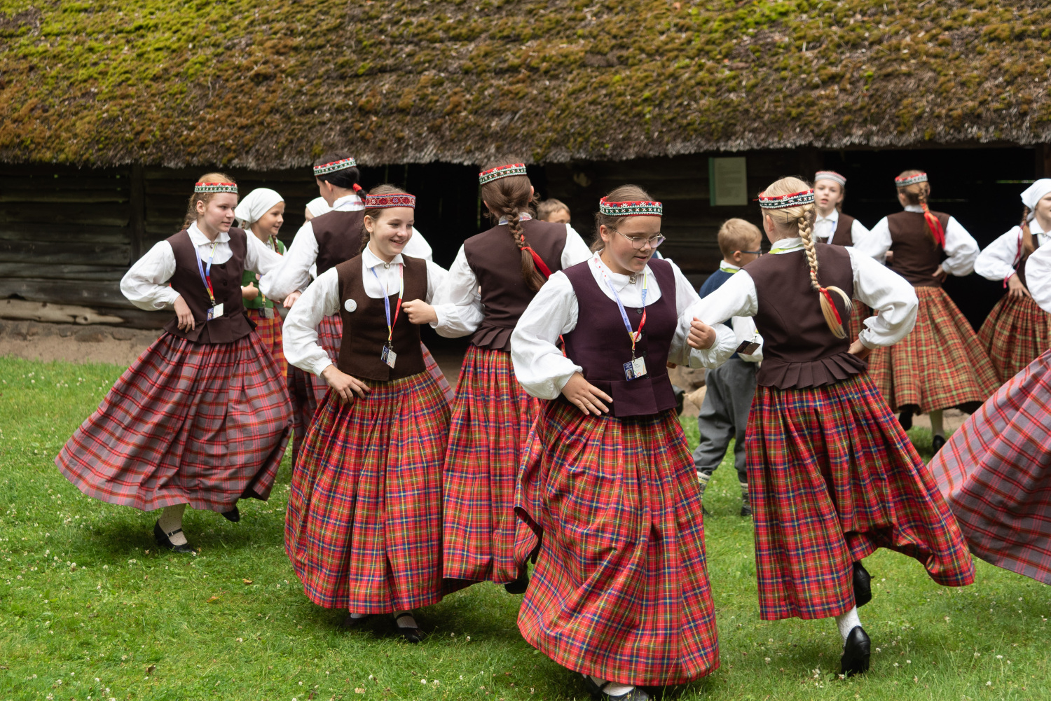 XIII Latvijas Skolu jaunatnes dziesmu un deju svētki: folkloras kopu programma "Dindaru, dandaru, radu novadu rakstus"