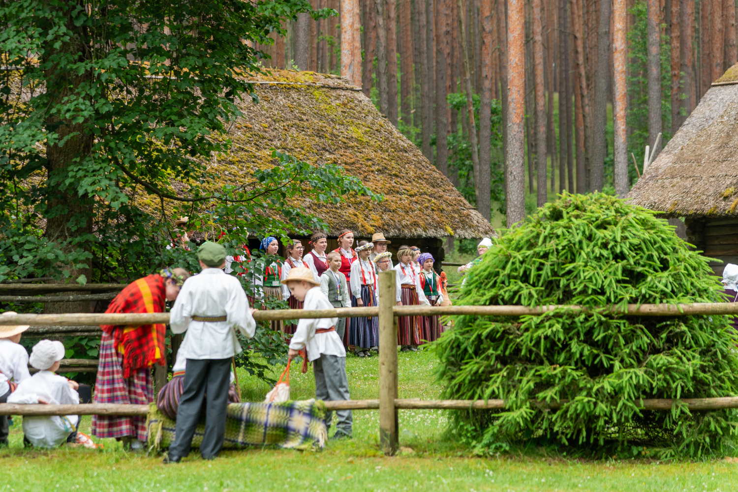 XIII Latvijas Skolu jaunatnes dziesmu un deju svētki: folkloras kopu programma "Dindaru, dandaru, radu novadu rakstus"