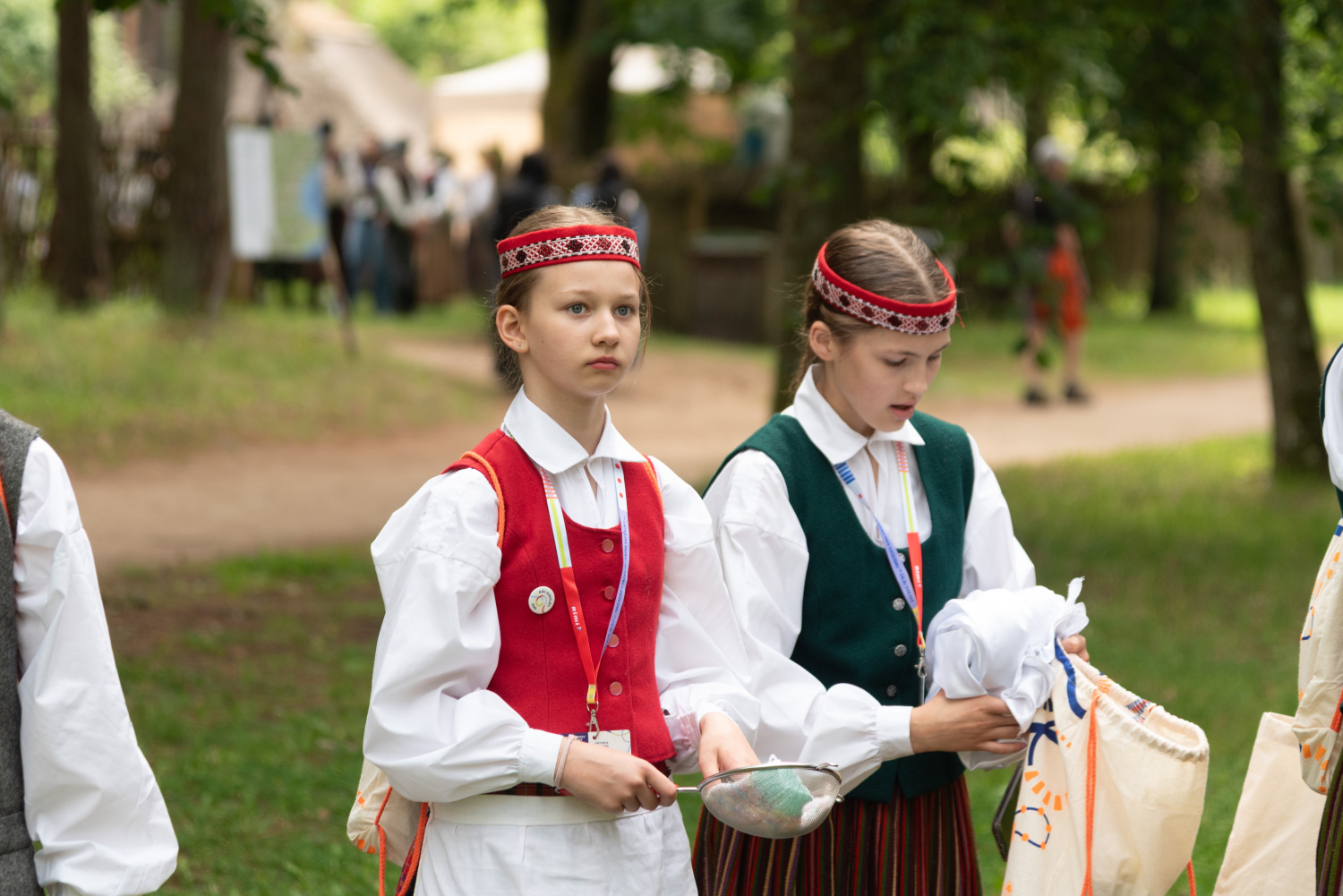 XIII Latvijas Skolu jaunatnes dziesmu un deju svētki: folkloras kopu programma "Dindaru, dandaru, radu novadu rakstus"
