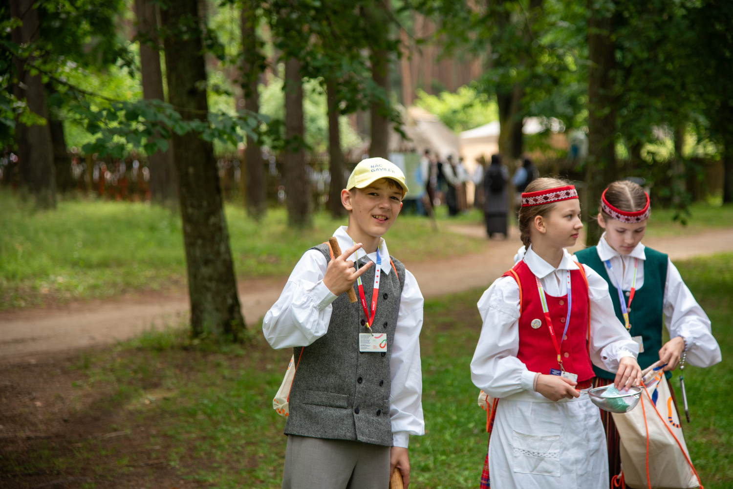 XIII Latvijas Skolu jaunatnes dziesmu un deju svētki: folkloras kopu programma "Dindaru, dandaru, radu novadu rakstus"
