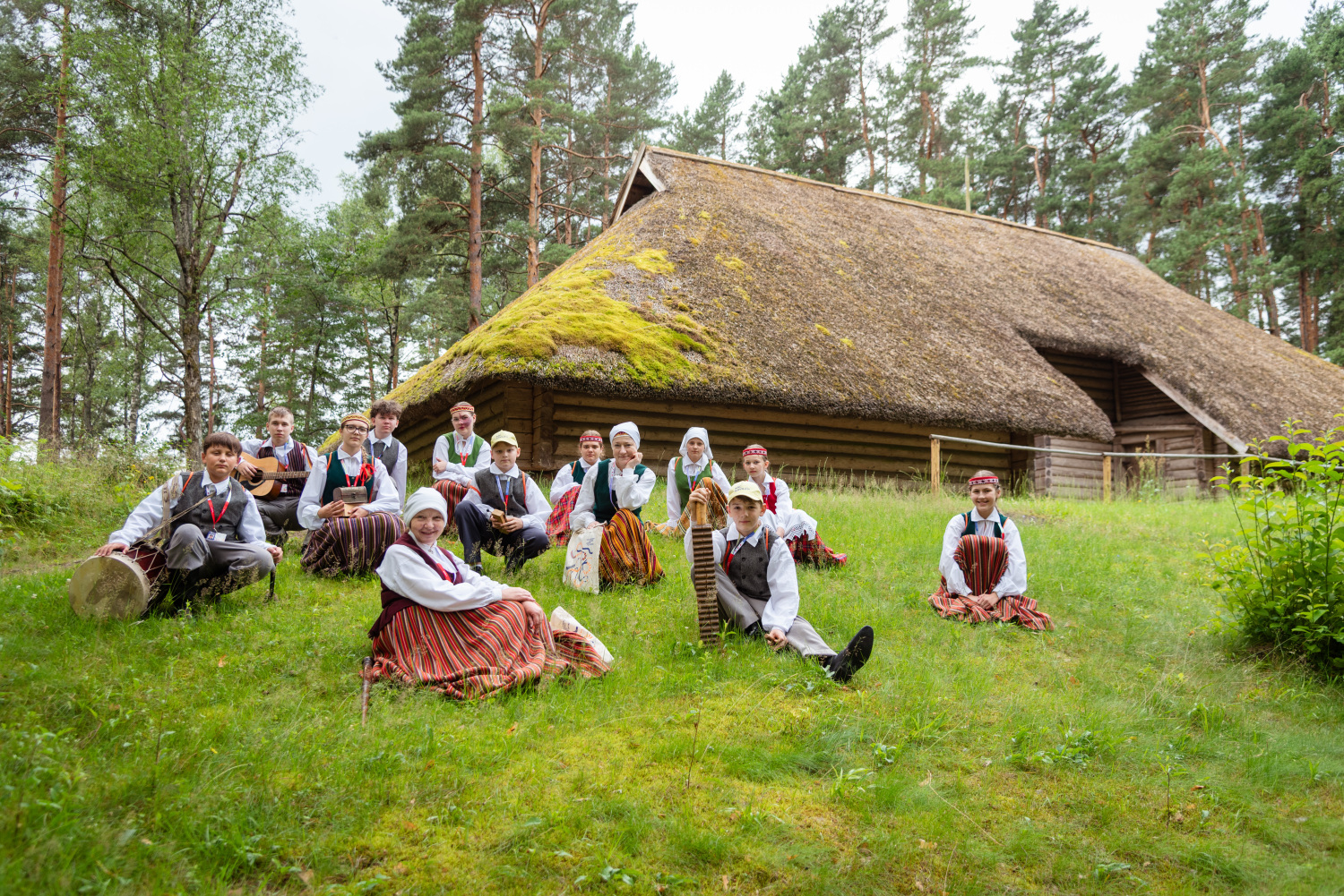 XIII Latvijas Skolu jaunatnes dziesmu un deju svētki: folkloras kopu programma "Dindaru, dandaru, radu novadu rakstus"