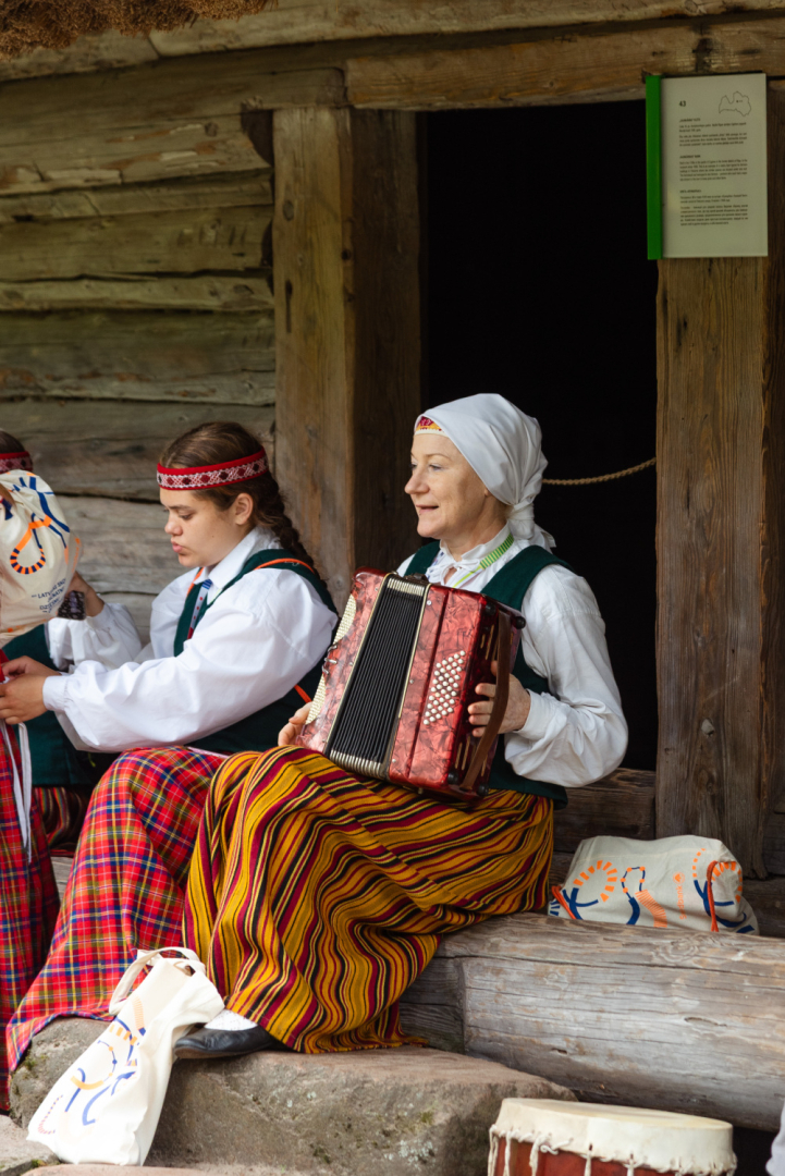 XIII Latvijas Skolu jaunatnes dziesmu un deju svētki: folkloras kopu programma "Dindaru, dandaru, radu novadu rakstus"