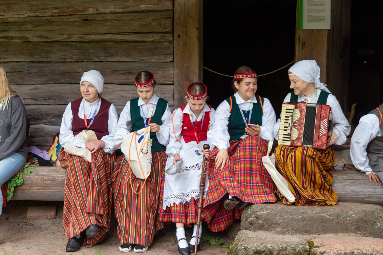 XIII Latvijas Skolu jaunatnes dziesmu un deju svētki: folkloras kopu programma "Dindaru, dandaru, radu novadu rakstus"