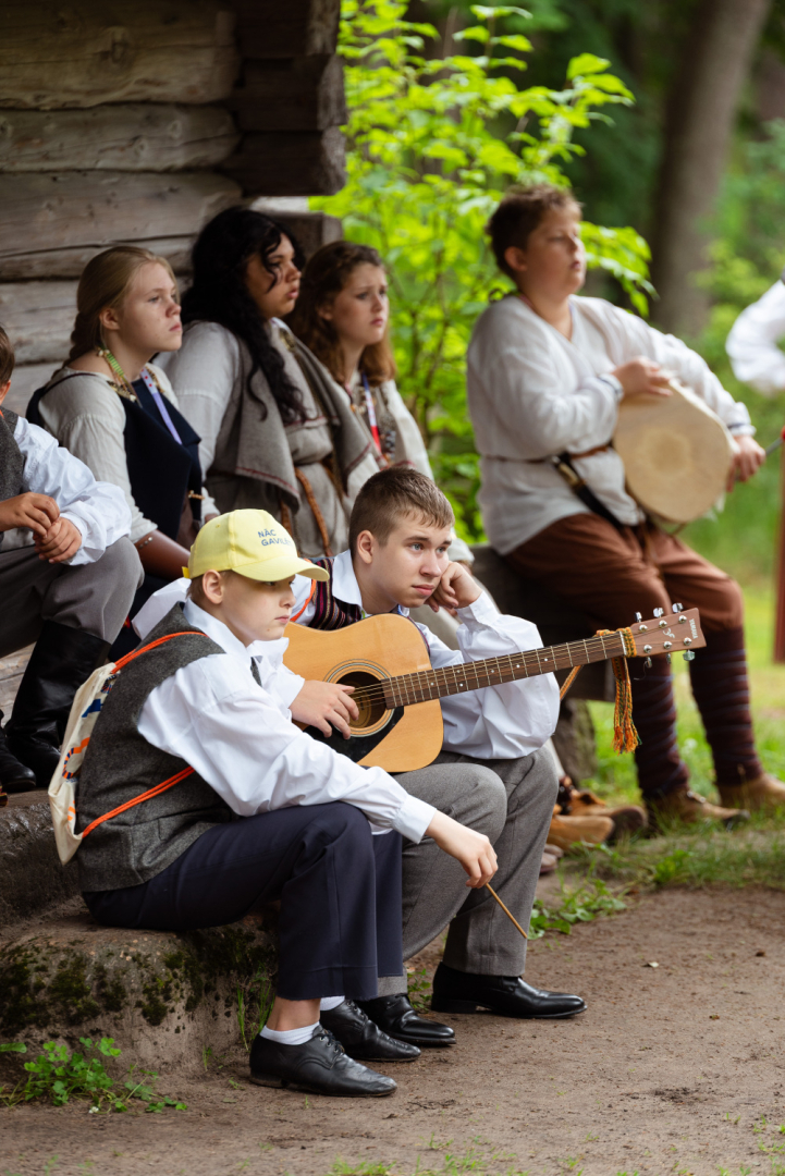 XIII Latvijas Skolu jaunatnes dziesmu un deju svētki: folkloras kopu programma "Dindaru, dandaru, radu novadu rakstus"