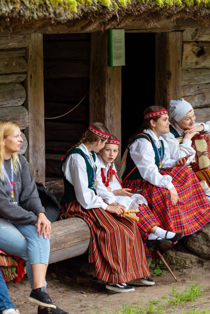 XIII Latvijas Skolu jaunatnes dziesmu un deju svētki: folkloras kopu programma "Dindaru, dandaru, radu novadu rakstus"