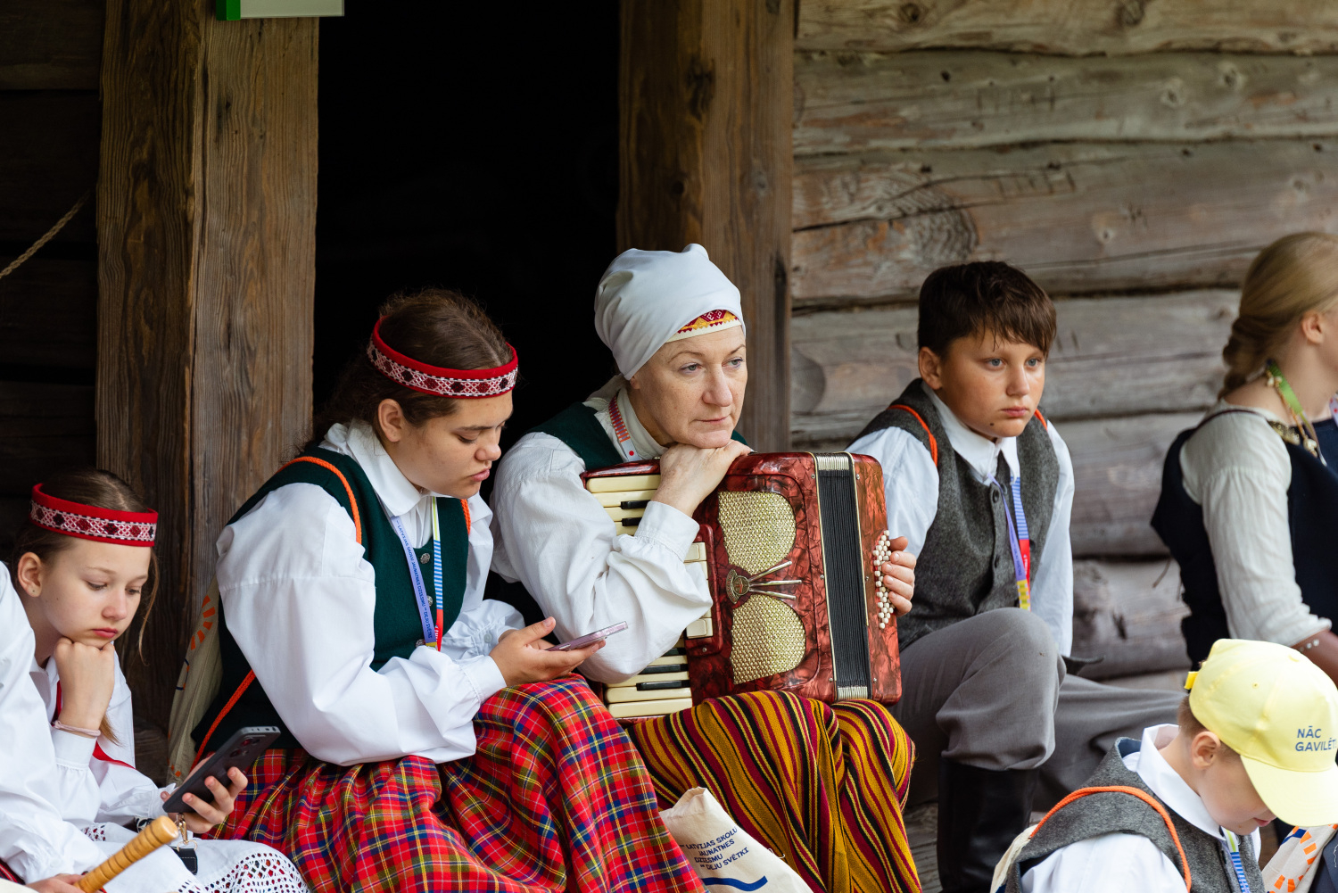XIII Latvijas Skolu jaunatnes dziesmu un deju svētki: folkloras kopu programma "Dindaru, dandaru, radu novadu rakstus"