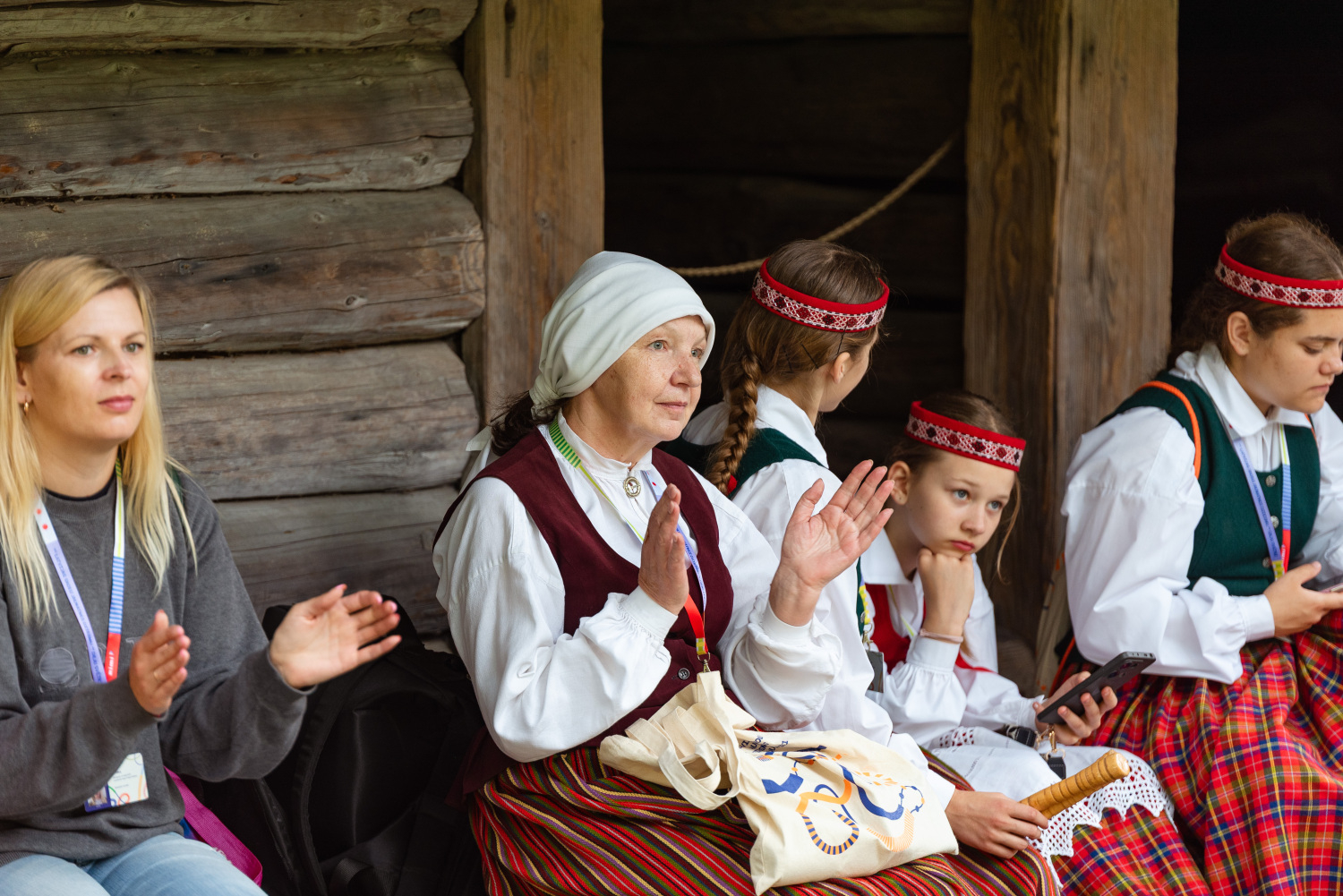 XIII Latvijas Skolu jaunatnes dziesmu un deju svētki: folkloras kopu programma "Dindaru, dandaru, radu novadu rakstus"