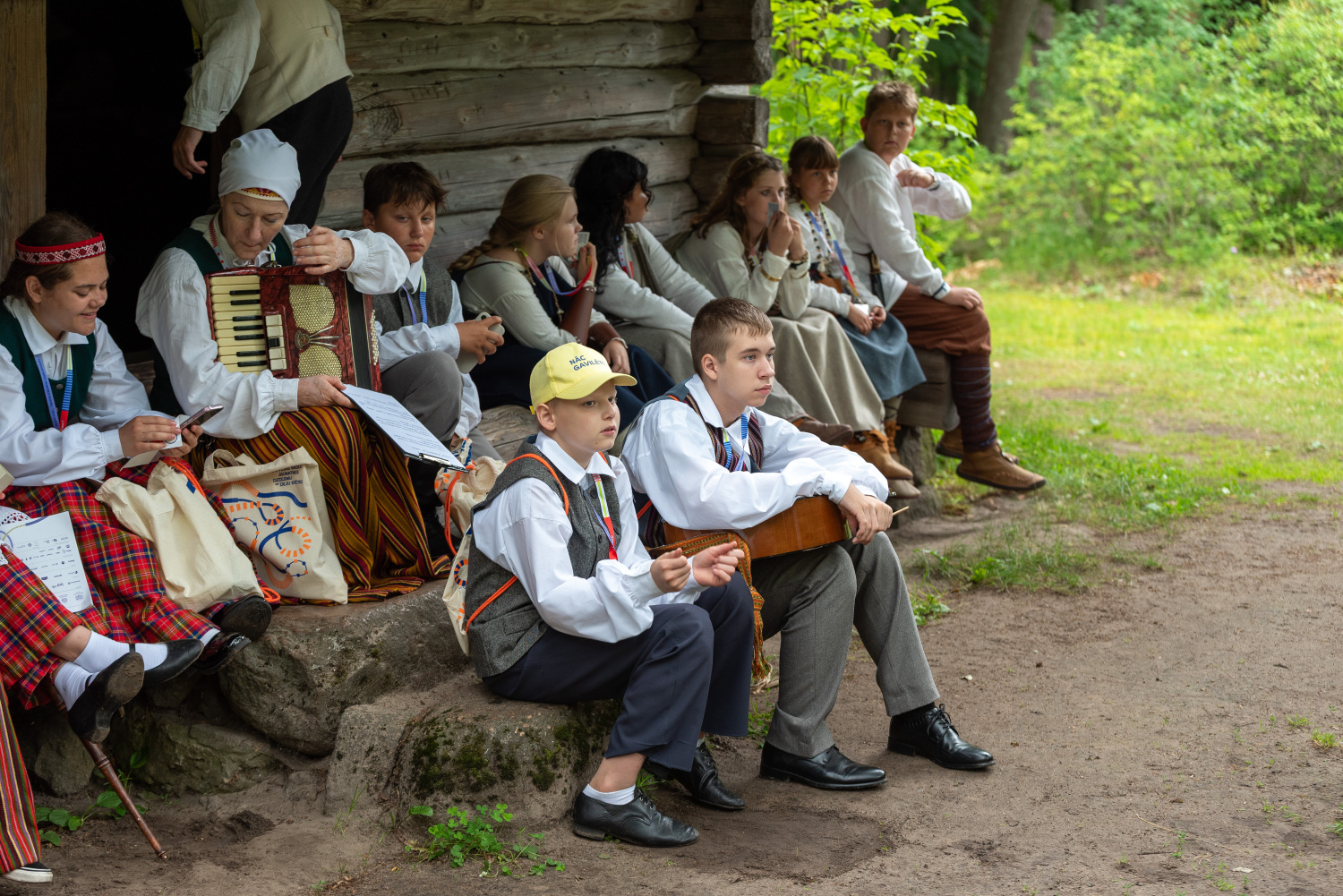 XIII Latvijas Skolu jaunatnes dziesmu un deju svētki: folkloras kopu programma "Dindaru, dandaru, radu novadu rakstus"