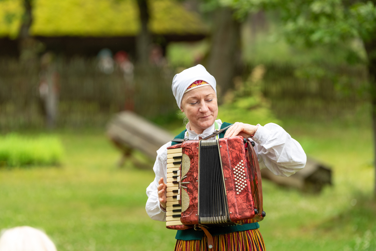 XIII Latvijas Skolu jaunatnes dziesmu un deju svētki: folkloras kopu programma "Dindaru, dandaru, radu novadu rakstus"
