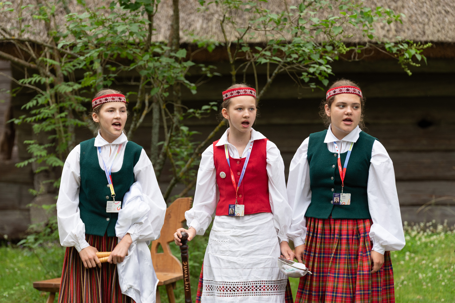 XIII Latvijas Skolu jaunatnes dziesmu un deju svētki: folkloras kopu programma "Dindaru, dandaru, radu novadu rakstus"