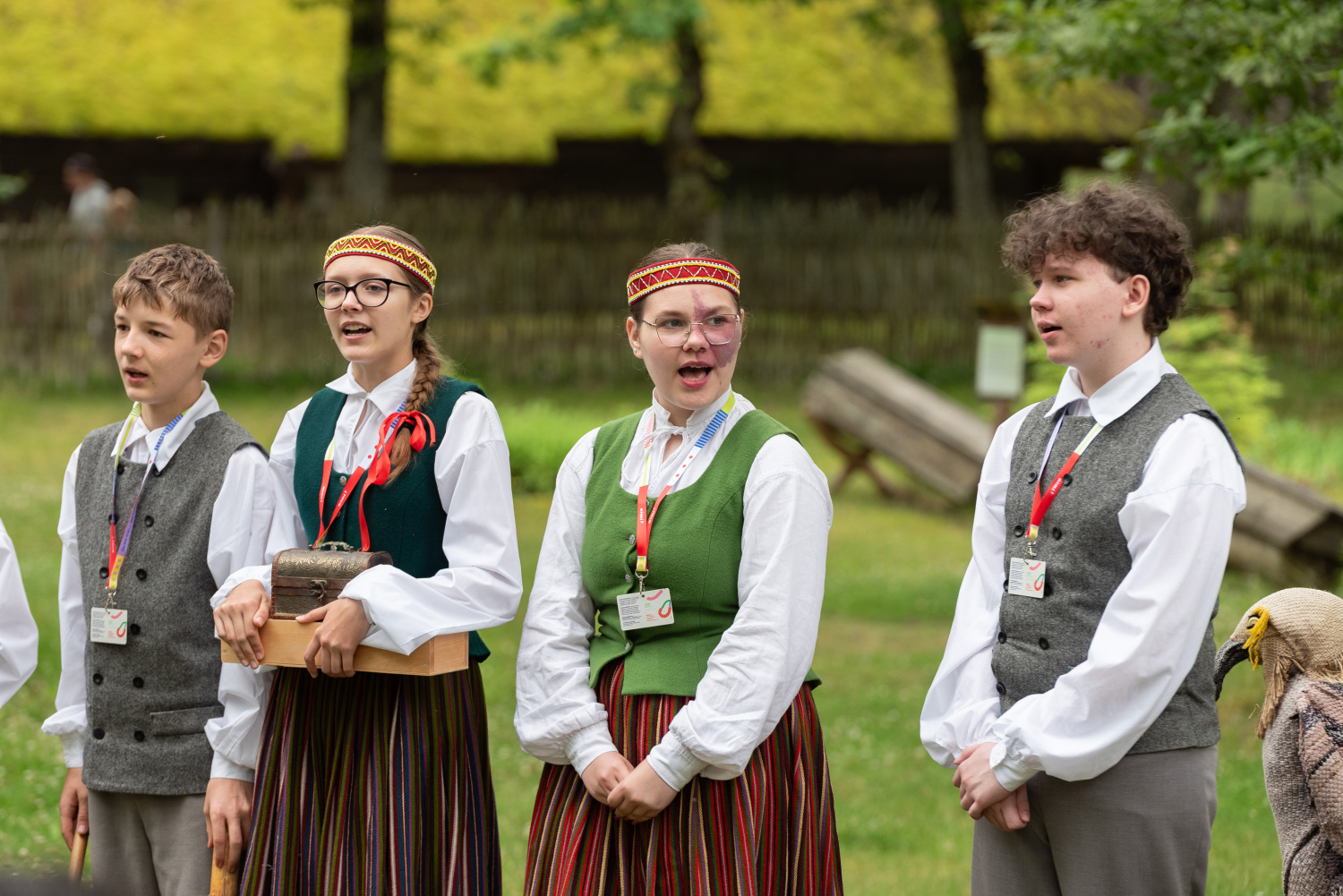 XIII Latvijas Skolu jaunatnes dziesmu un deju svētki: folkloras kopu programma "Dindaru, dandaru, radu novadu rakstus"
