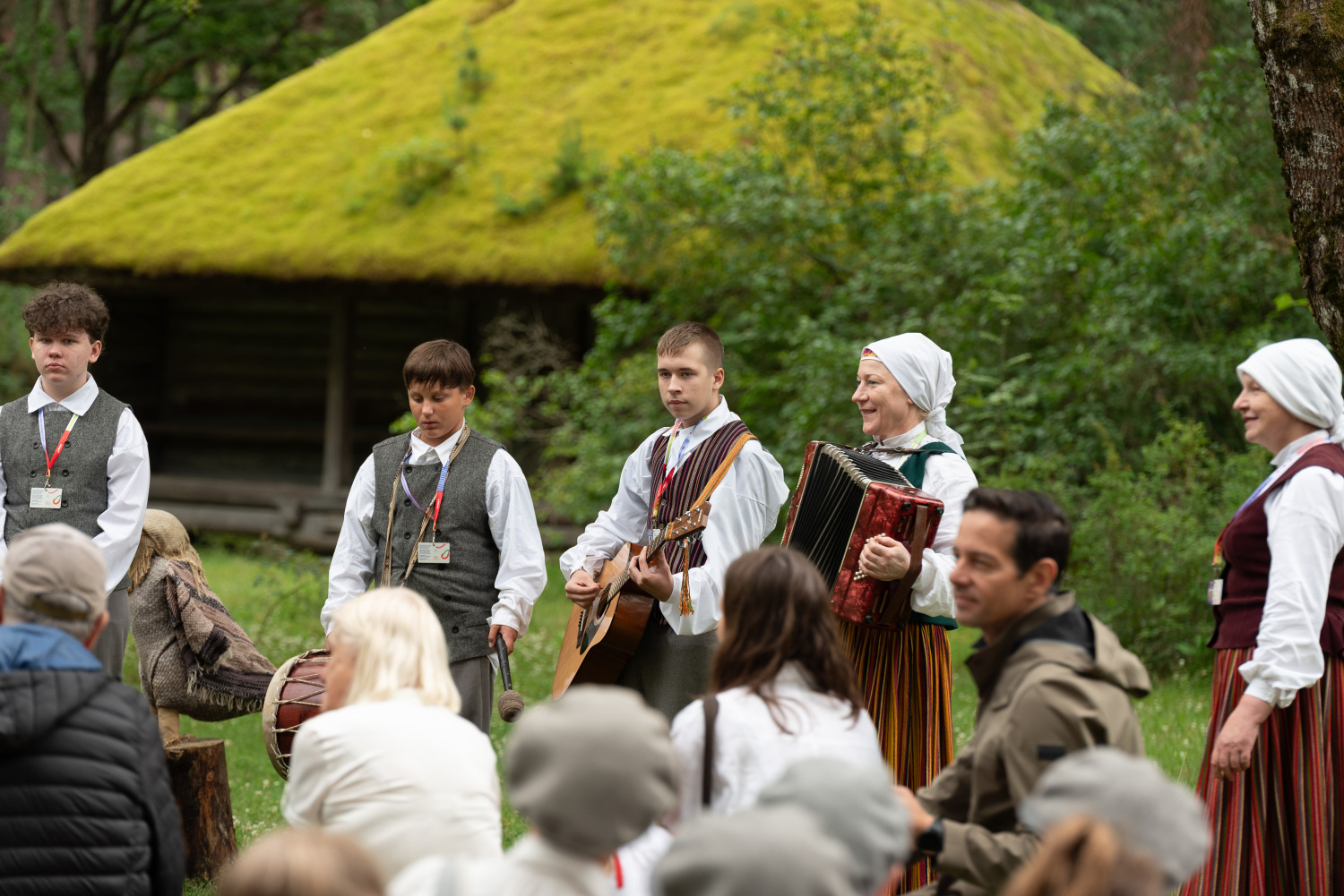 XIII Latvijas Skolu jaunatnes dziesmu un deju svētki: folkloras kopu programma "Dindaru, dandaru, radu novadu rakstus"