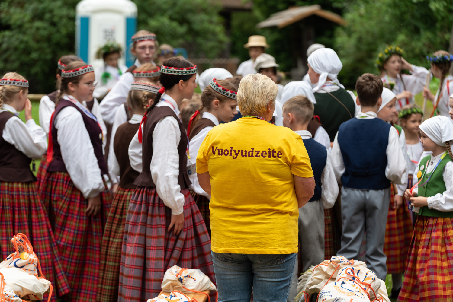 XIII Latvijas Skolu jaunatnes dziesmu un deju svētki: folkloras kopu programma "Dindaru, dandaru, radu novadu rakstus"