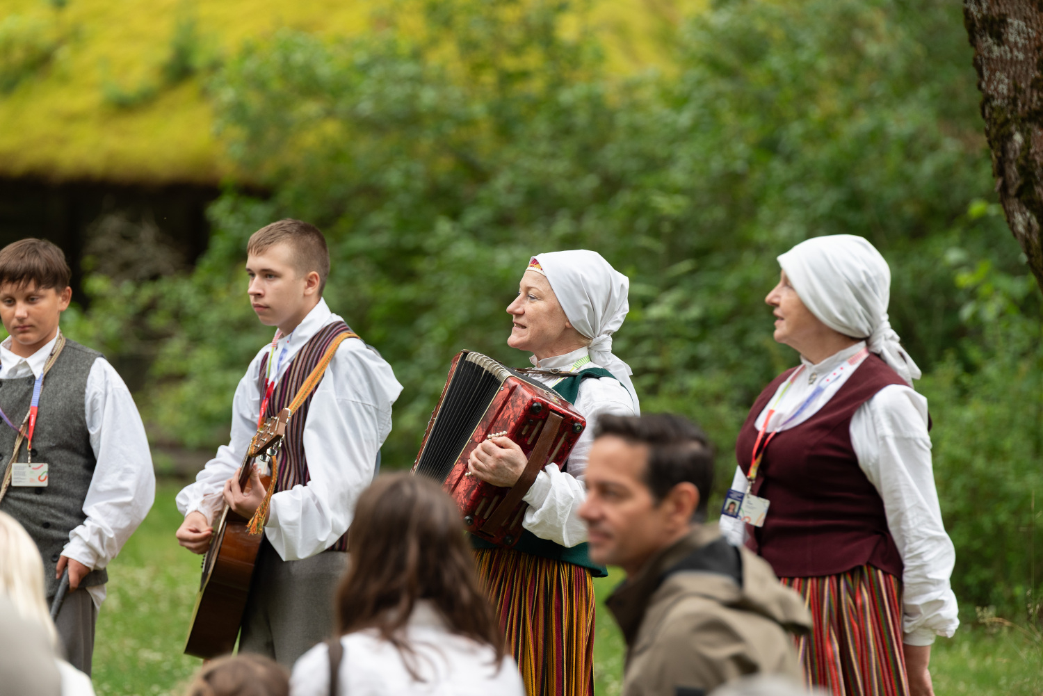 XIII Latvijas Skolu jaunatnes dziesmu un deju svētki: folkloras kopu programma "Dindaru, dandaru, radu novadu rakstus"