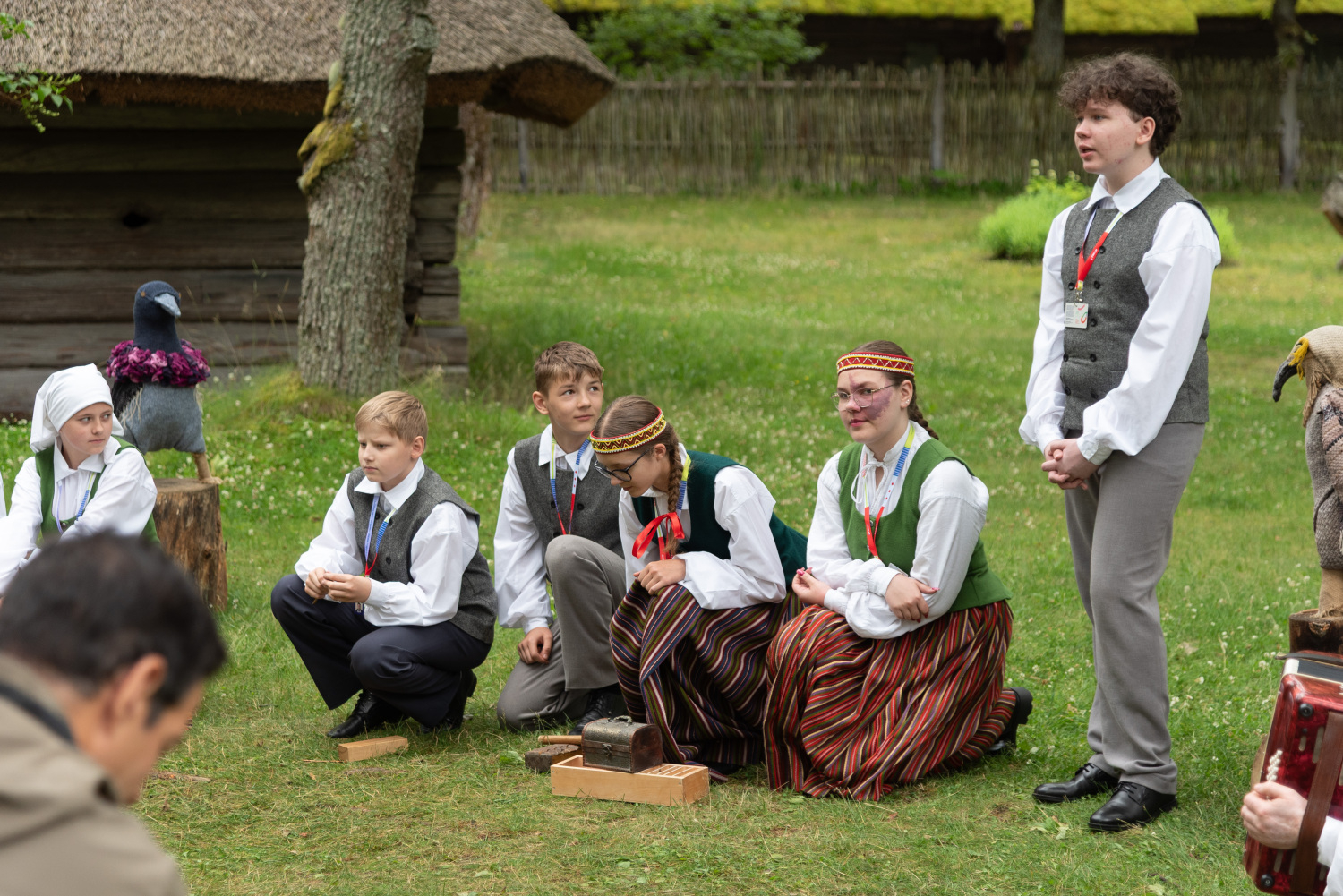 XIII Latvijas Skolu jaunatnes dziesmu un deju svētki: folkloras kopu programma "Dindaru, dandaru, radu novadu rakstus"