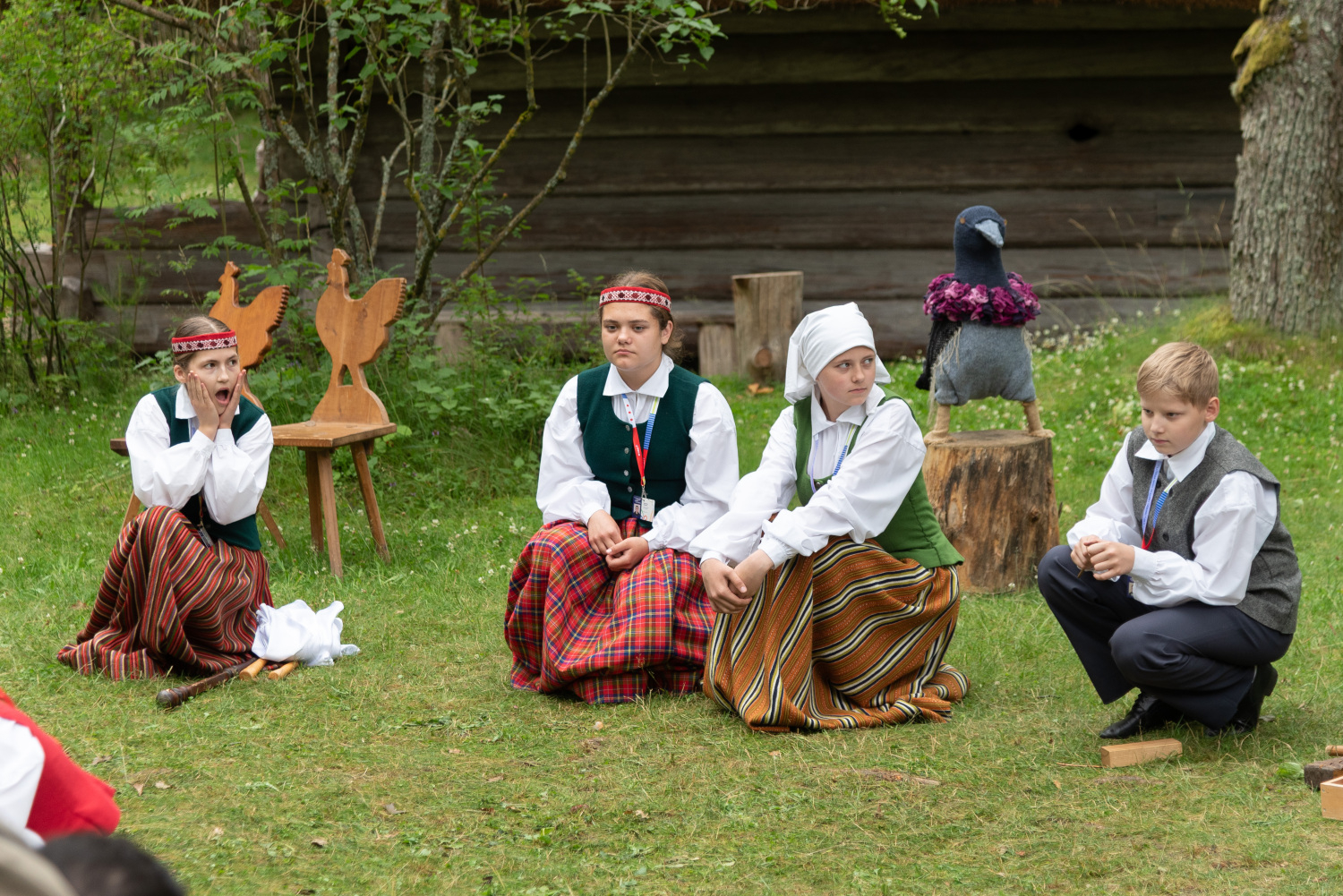XIII Latvijas Skolu jaunatnes dziesmu un deju svētki: folkloras kopu programma "Dindaru, dandaru, radu novadu rakstus"