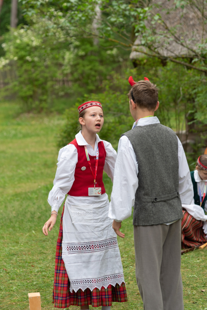 XIII Latvijas Skolu jaunatnes dziesmu un deju svētki: folkloras kopu programma "Dindaru, dandaru, radu novadu rakstus"