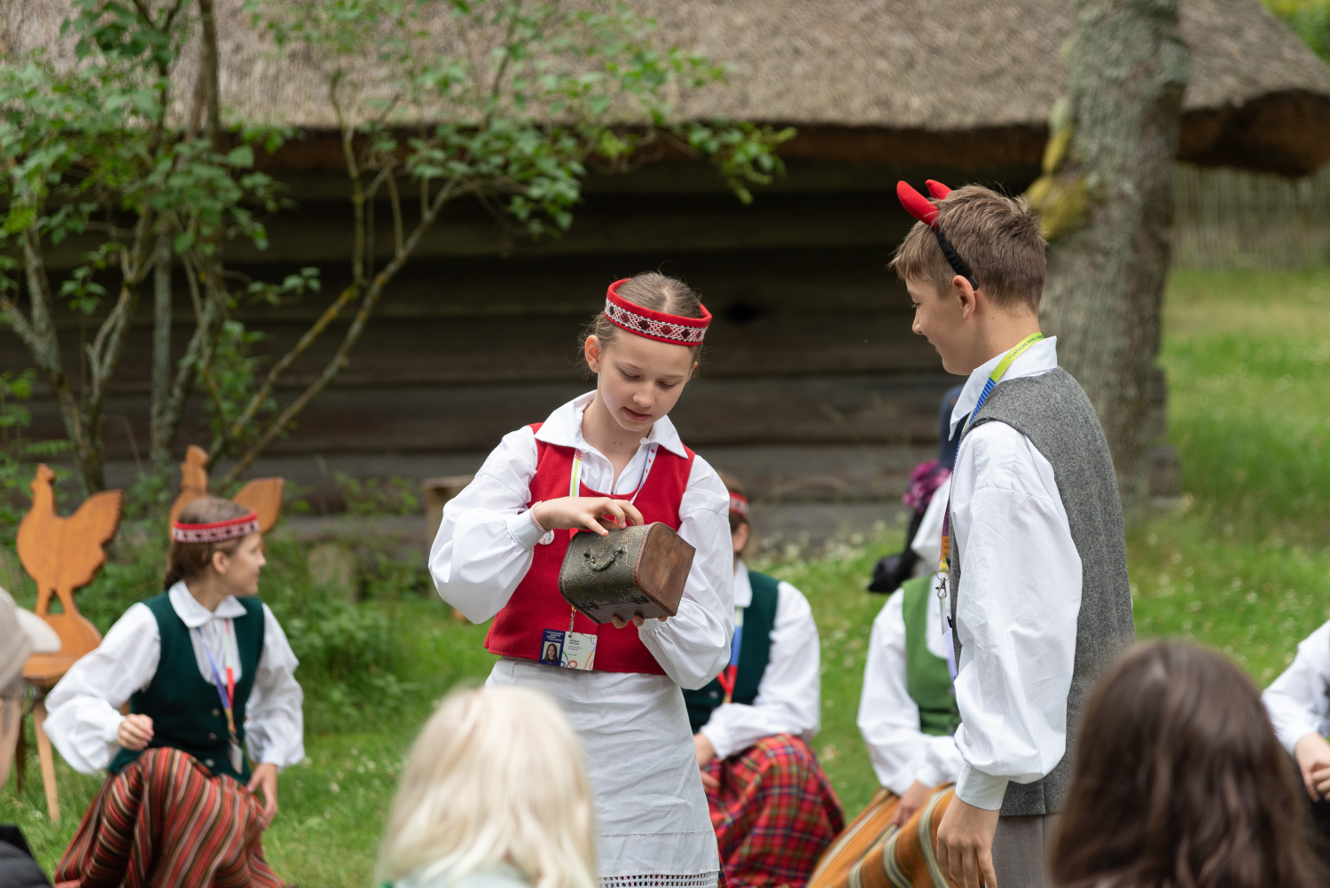 XIII Latvijas Skolu jaunatnes dziesmu un deju svētki: folkloras kopu programma "Dindaru, dandaru, radu novadu rakstus"