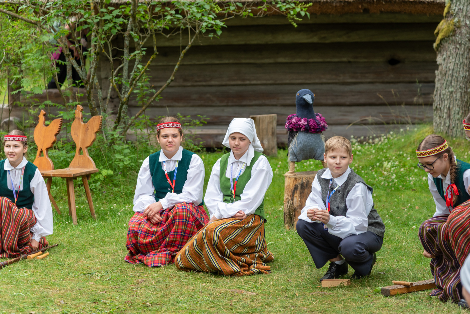 XIII Latvijas Skolu jaunatnes dziesmu un deju svētki: folkloras kopu programma "Dindaru, dandaru, radu novadu rakstus"