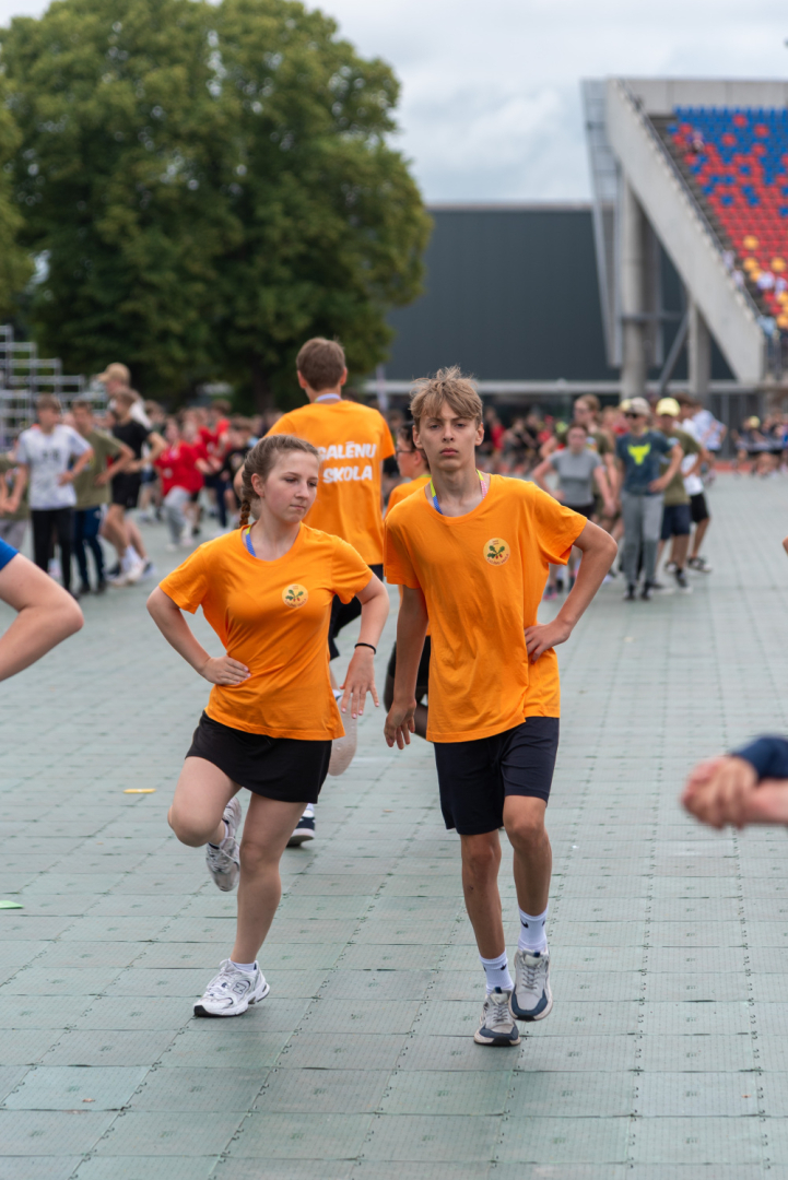 XIII Latvijas Skolu jaunatnes dziesmu un deju svētki: Folkloras kopu programma „Dindaru, dandaru – re, kā varu” un Deju lielkoncerta "Es atvēru Laimas dārzu" mēģinājums