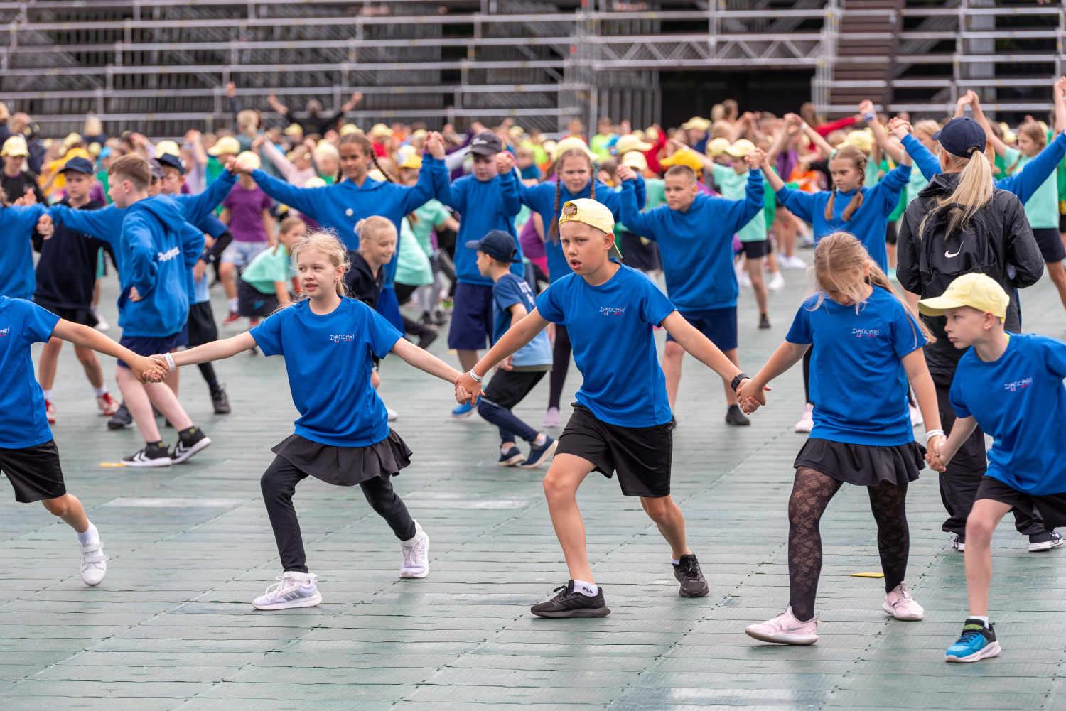 XIII Latvijas Skolu jaunatnes dziesmu un deju svētki: Folkloras kopu programma „Dindaru, dandaru – re, kā varu” un Deju lielkoncerta "Es atvēru Laimas dārzu" mēģinājums