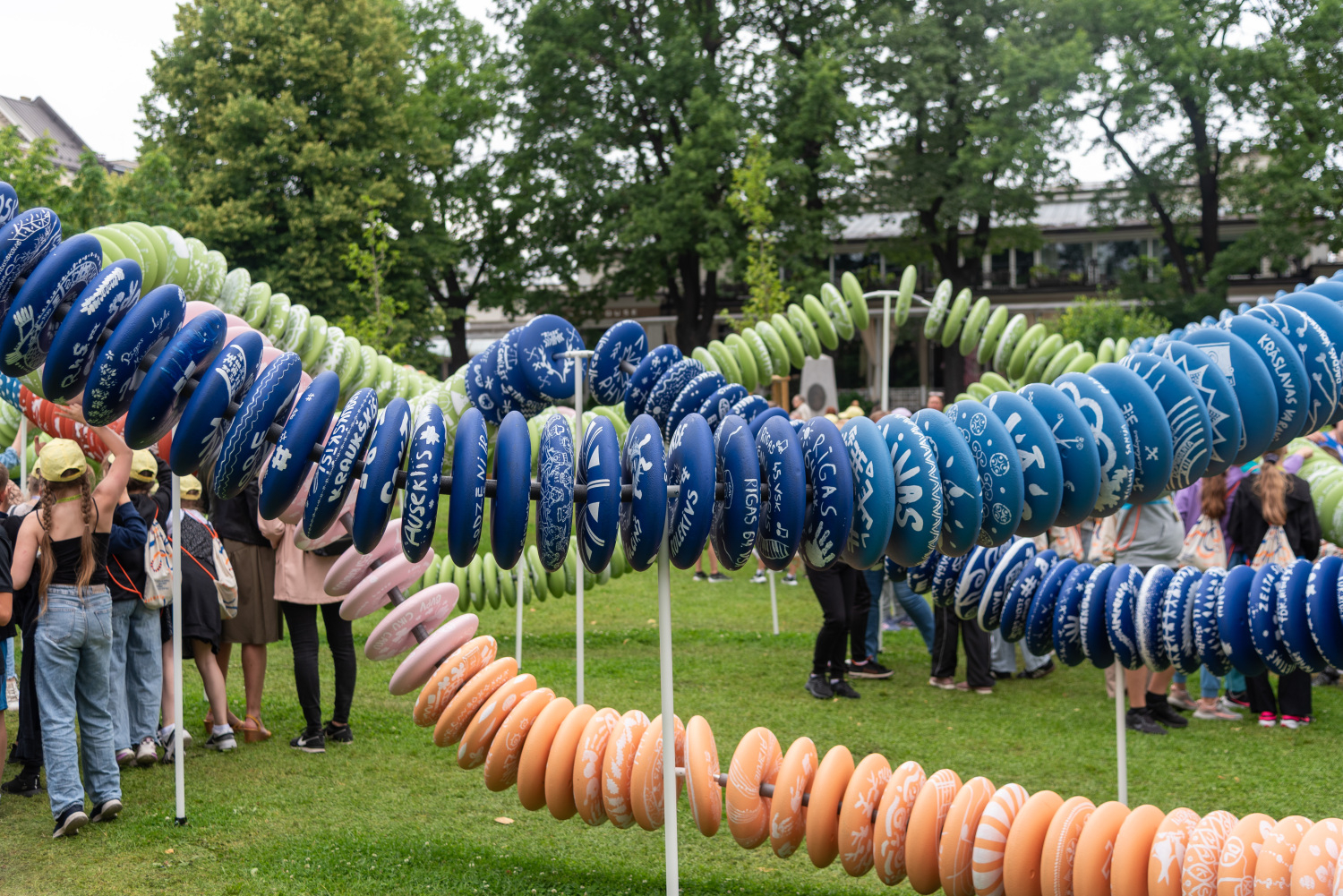 XIII Latvijas Skolu jaunatnes dziesmu un deju svētki: Folkloras kopu programma „Dindaru, dandaru – re, kā varu” un Deju lielkoncerta "Es atvēru Laimas dārzu" mēģinājums