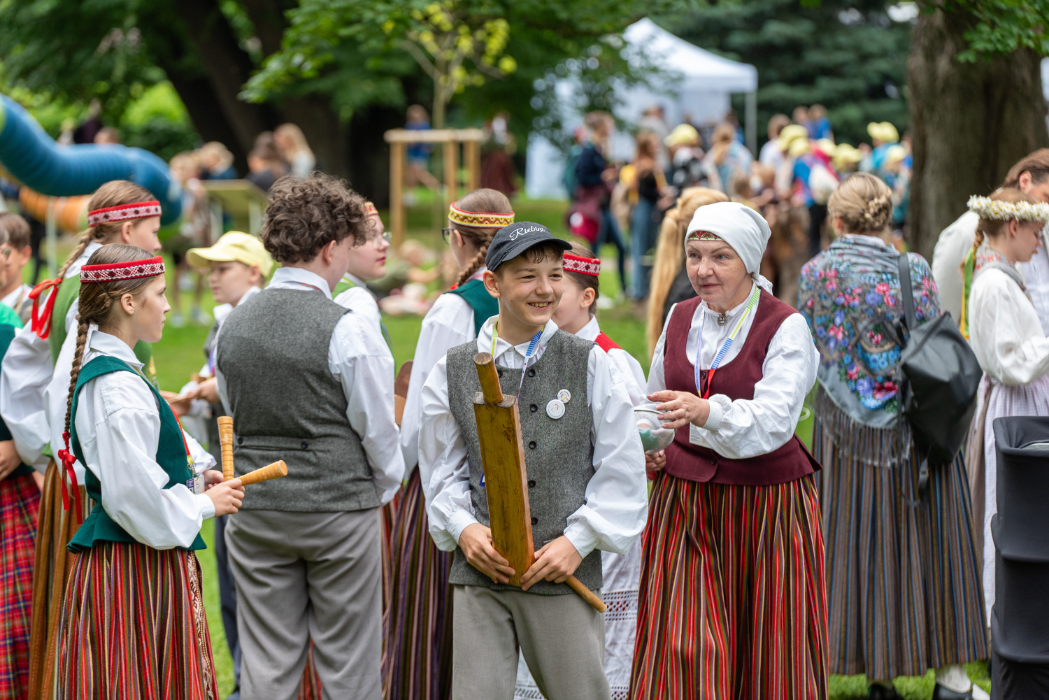 XIII Latvijas Skolu jaunatnes dziesmu un deju svētki: Folkloras kopu programma „Dindaru, dandaru – re, kā varu” un Deju lielkoncerta "Es atvēru Laimas dārzu" mēģinājums