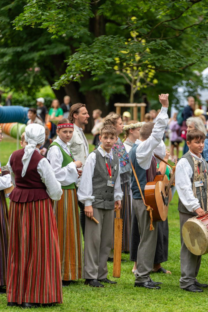 XIII Latvijas Skolu jaunatnes dziesmu un deju svētki: Folkloras kopu programma „Dindaru, dandaru – re, kā varu” un Deju lielkoncerta "Es atvēru Laimas dārzu" mēģinājums