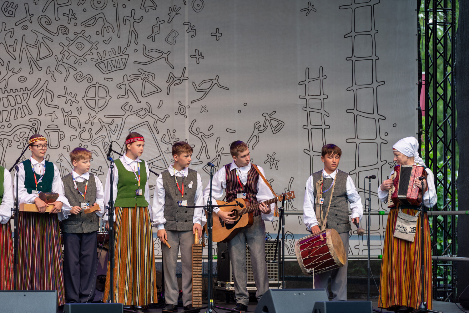 XIII Latvijas Skolu jaunatnes dziesmu un deju svētki: Folkloras kopu programma „Dindaru, dandaru – re, kā varu” un Deju lielkoncerta "Es atvēru Laimas dārzu" mēģinājums