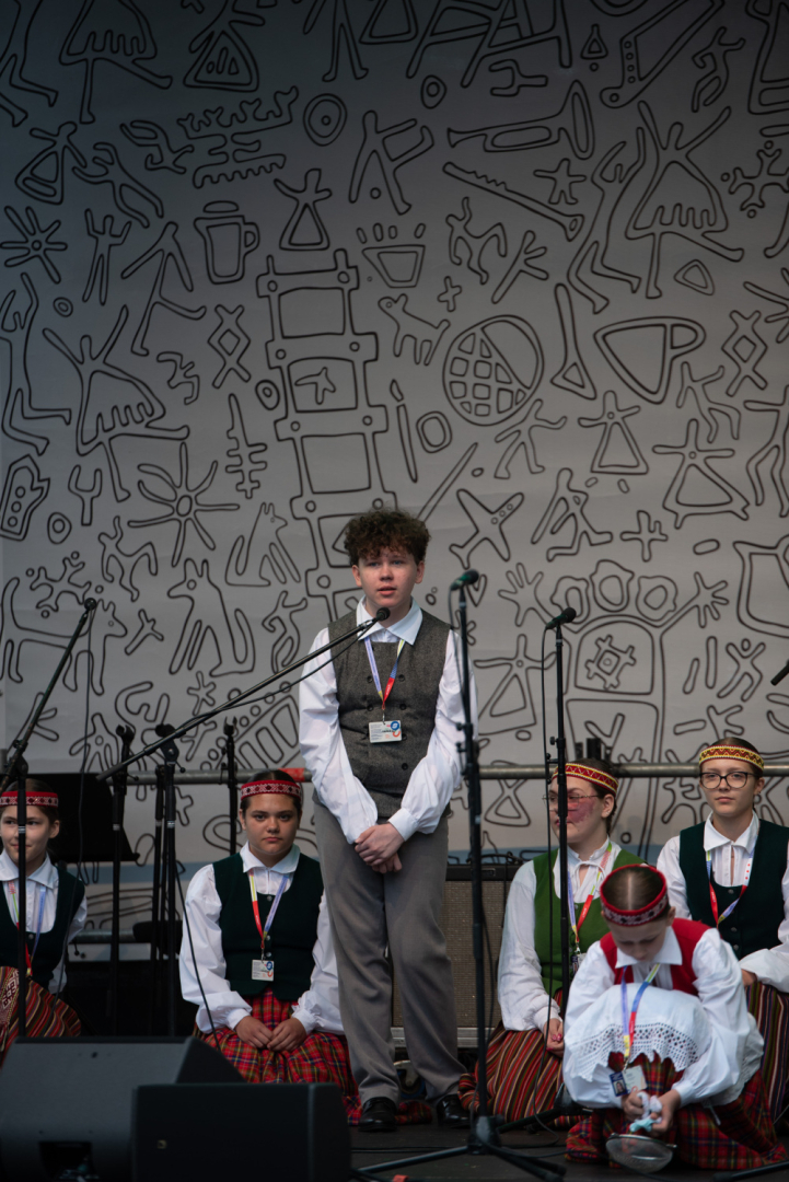 XIII Latvijas Skolu jaunatnes dziesmu un deju svētki: Folkloras kopu programma „Dindaru, dandaru – re, kā varu” un Deju lielkoncerta "Es atvēru Laimas dārzu" mēģinājums