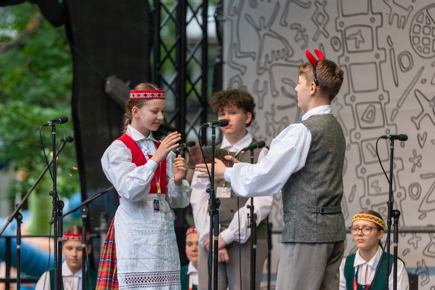 XIII Latvijas Skolu jaunatnes dziesmu un deju svētki: Folkloras kopu programma „Dindaru, dandaru – re, kā varu” un Deju lielkoncerta "Es atvēru Laimas dārzu" mēģinājums