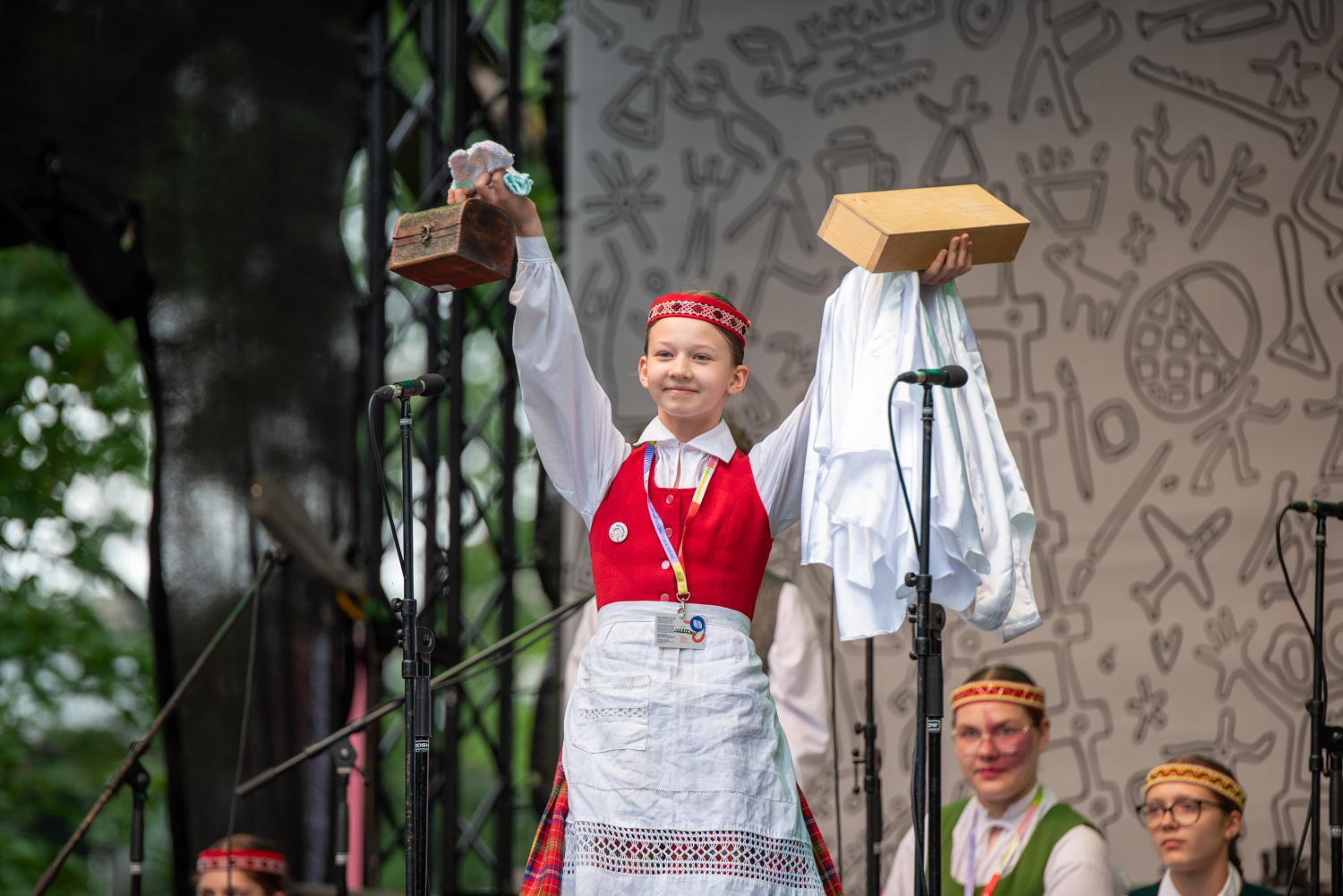 XIII Latvijas Skolu jaunatnes dziesmu un deju svētki: Folkloras kopu programma „Dindaru, dandaru – re, kā varu” un Deju lielkoncerta "Es atvēru Laimas dārzu" mēģinājums