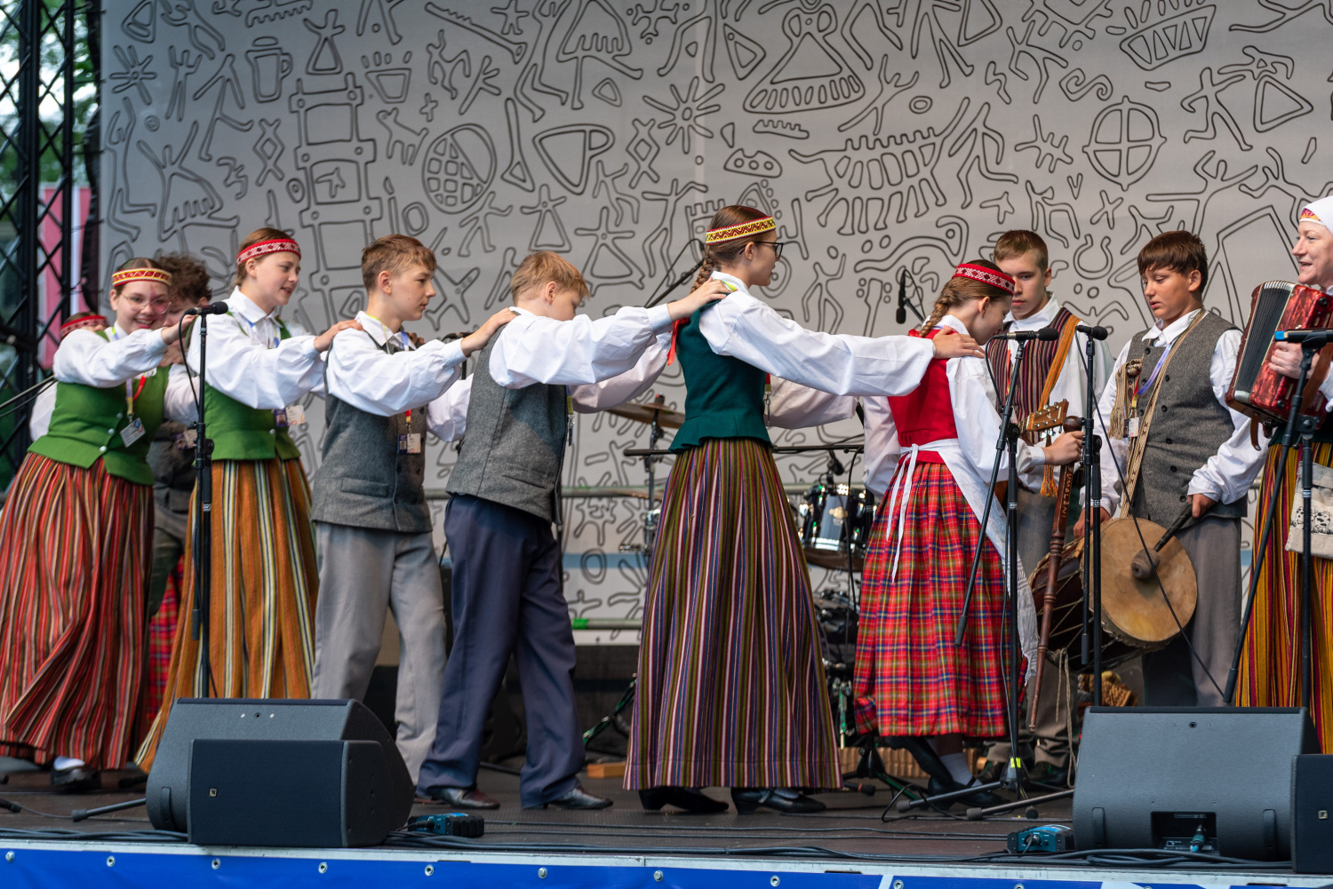 XIII Latvijas Skolu jaunatnes dziesmu un deju svētki: Folkloras kopu programma „Dindaru, dandaru – re, kā varu” un Deju lielkoncerta "Es atvēru Laimas dārzu" mēģinājums