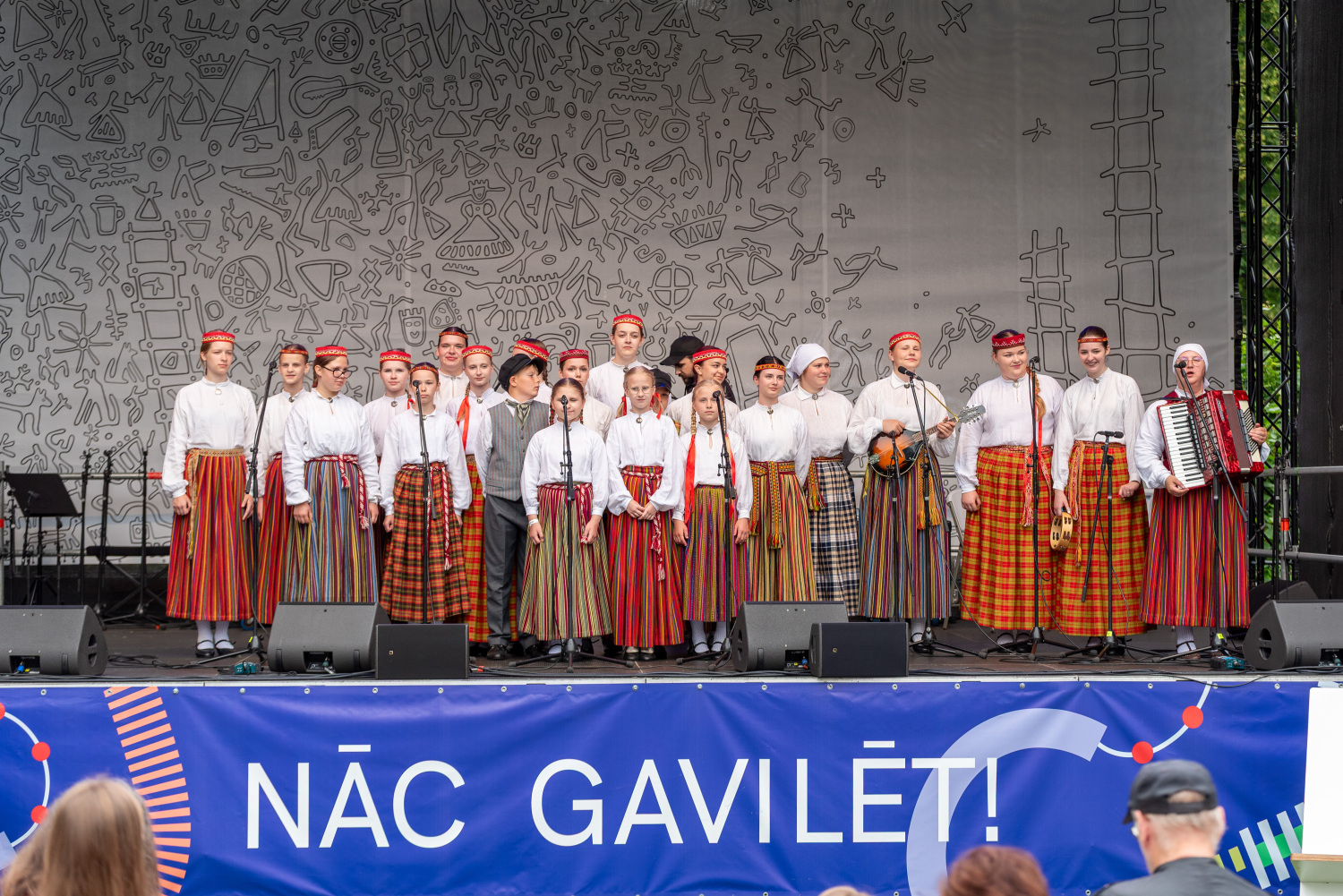 XIII Latvijas Skolu jaunatnes dziesmu un deju svētki: Folkloras kopu programma „Dindaru, dandaru – re, kā varu” un Deju lielkoncerta "Es atvēru Laimas dārzu" mēģinājums
