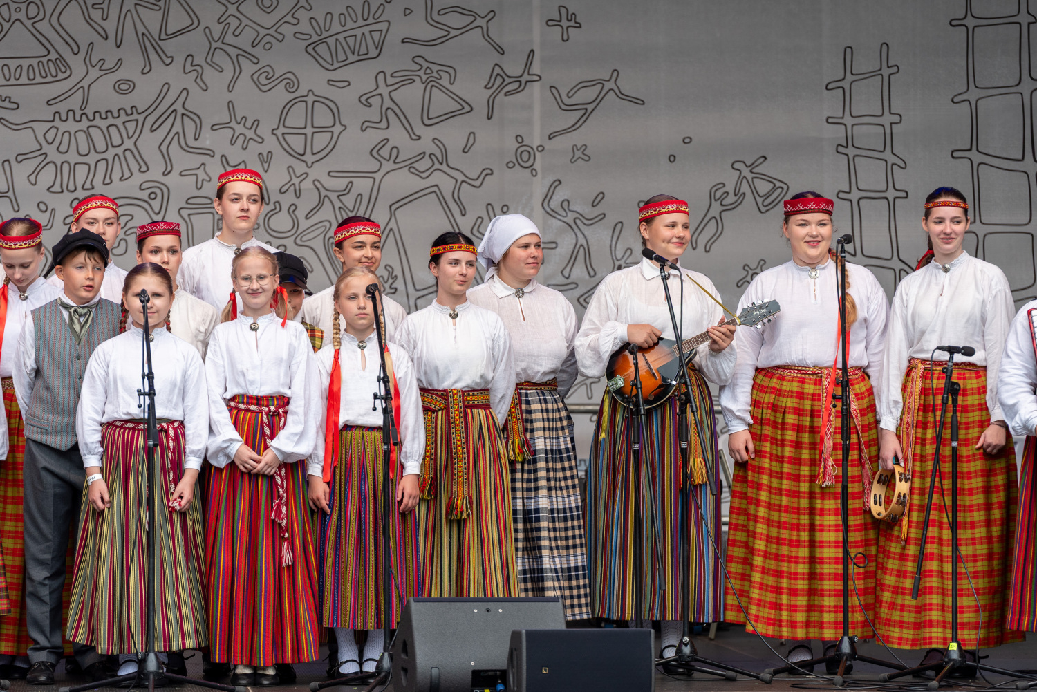 XIII Latvijas Skolu jaunatnes dziesmu un deju svētki: Folkloras kopu programma „Dindaru, dandaru – re, kā varu” un Deju lielkoncerta "Es atvēru Laimas dārzu" mēģinājums