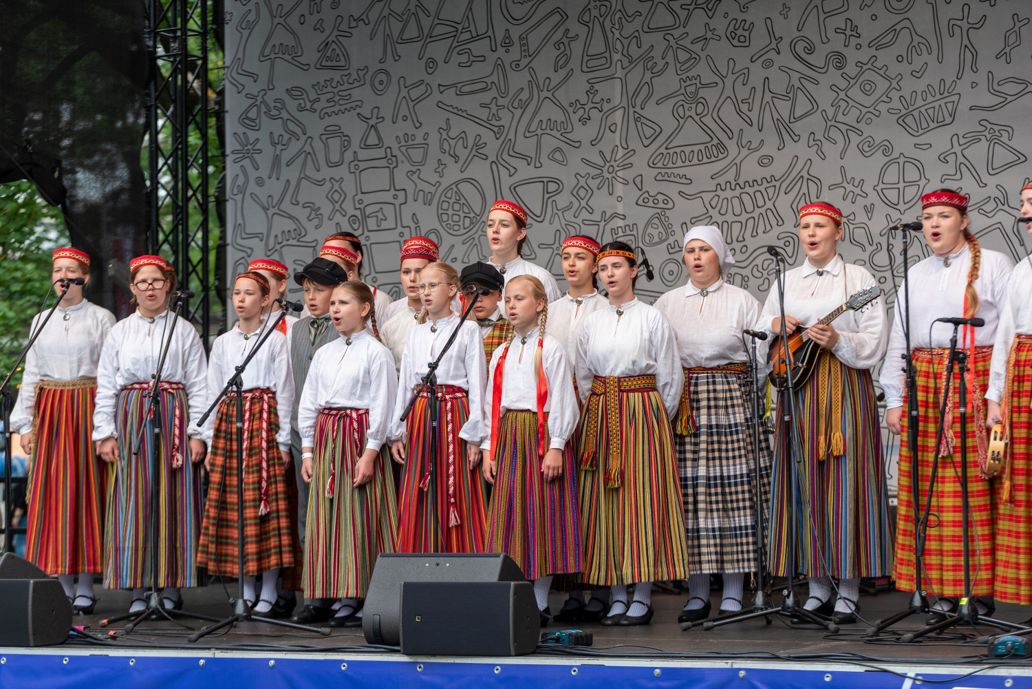 XIII Latvijas Skolu jaunatnes dziesmu un deju svētki: Folkloras kopu programma „Dindaru, dandaru – re, kā varu” un Deju lielkoncerta "Es atvēru Laimas dārzu" mēģinājums