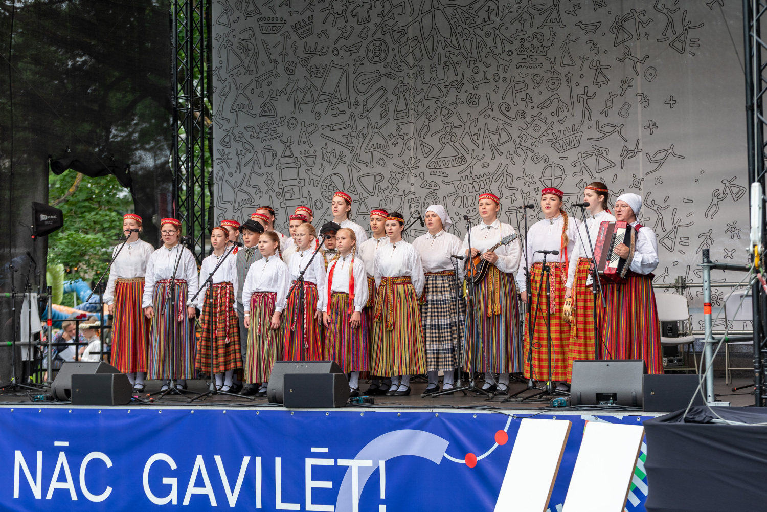 XIII Latvijas Skolu jaunatnes dziesmu un deju svētki: Folkloras kopu programma „Dindaru, dandaru – re, kā varu” un Deju lielkoncerta "Es atvēru Laimas dārzu" mēģinājums