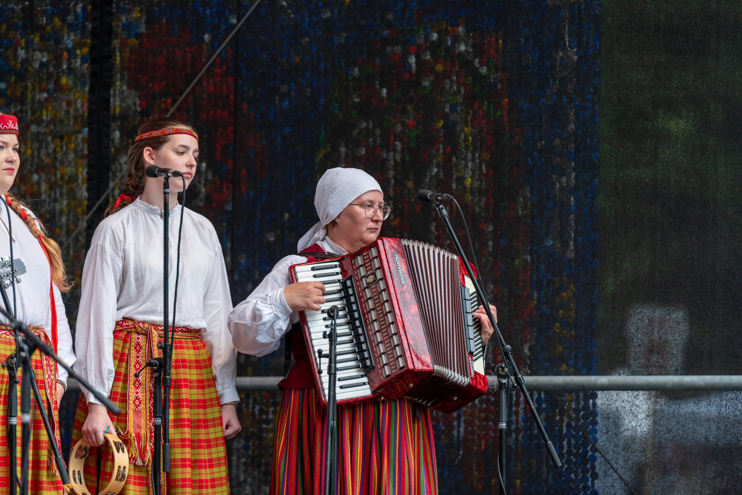 XIII Latvijas Skolu jaunatnes dziesmu un deju svētki: Folkloras kopu programma „Dindaru, dandaru – re, kā varu” un Deju lielkoncerta "Es atvēru Laimas dārzu" mēģinājums