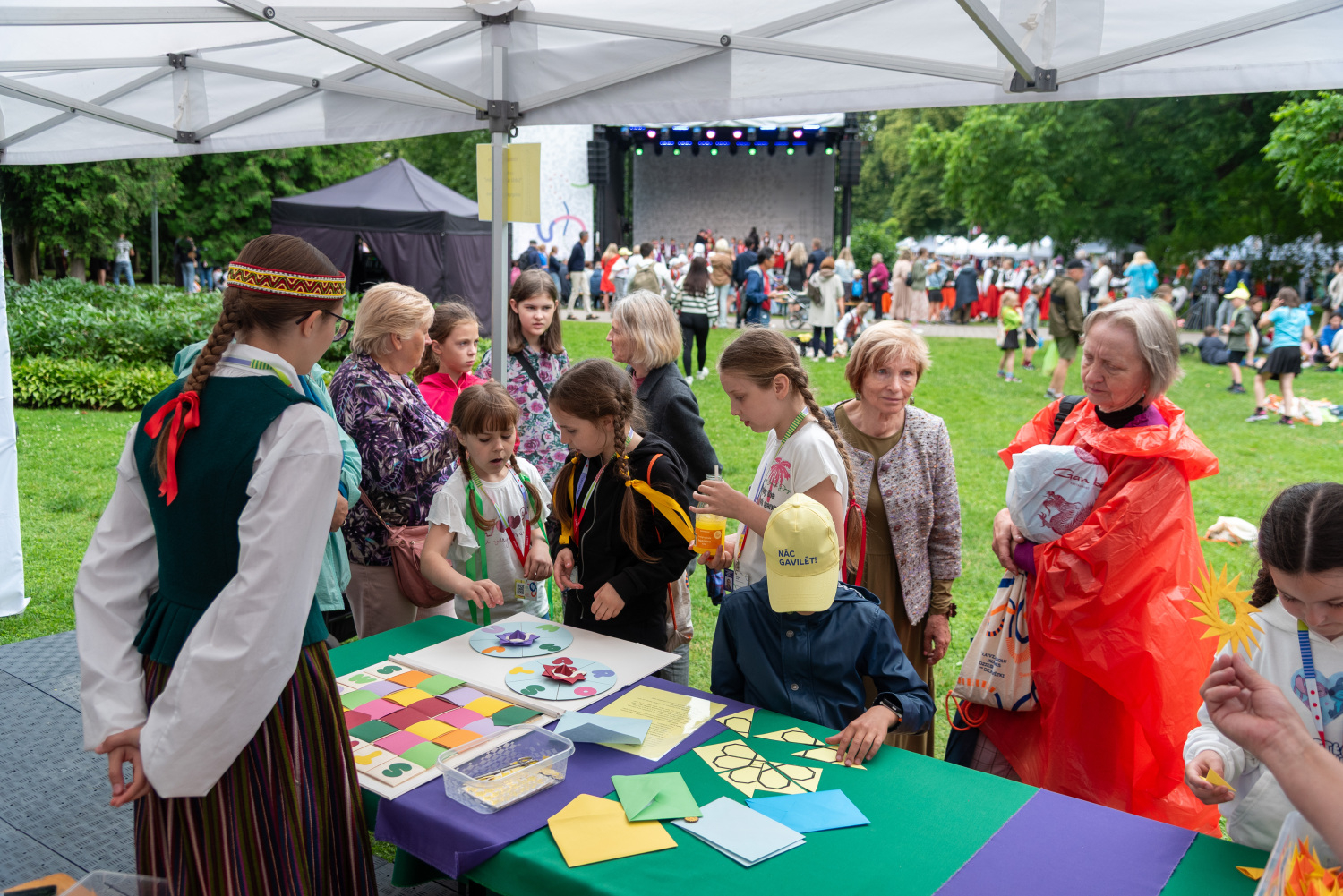 XIII Latvijas Skolu jaunatnes dziesmu un deju svētki: Folkloras kopu programma „Dindaru, dandaru – re, kā varu” un Deju lielkoncerta "Es atvēru Laimas dārzu" mēģinājums