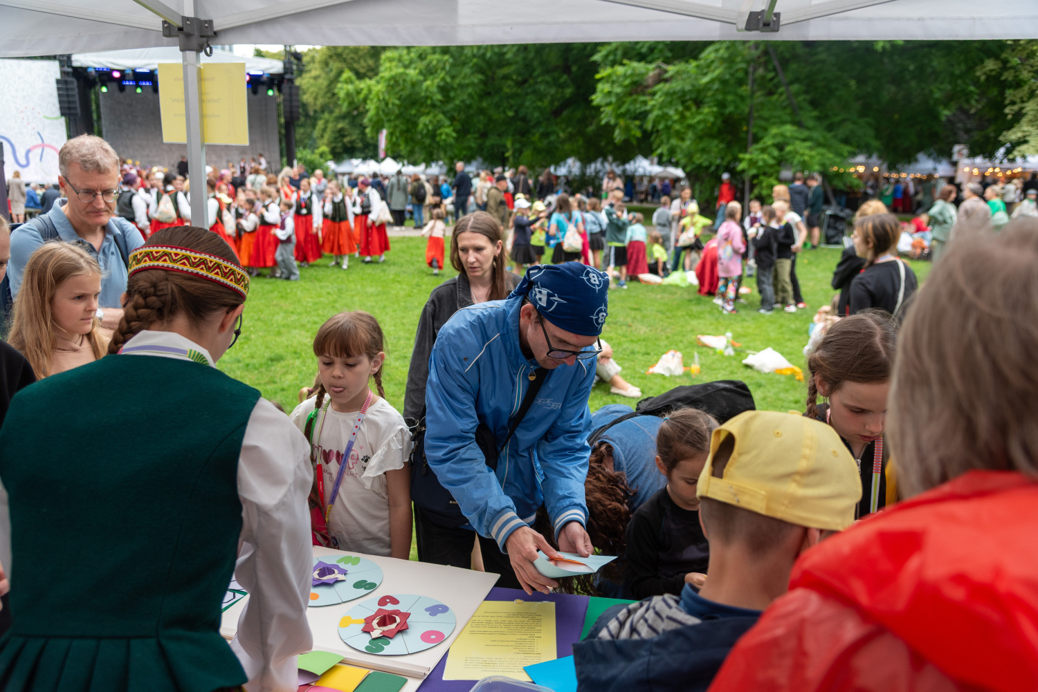 XIII Latvijas Skolu jaunatnes dziesmu un deju svētki: Folkloras kopu programma „Dindaru, dandaru – re, kā varu” un Deju lielkoncerta "Es atvēru Laimas dārzu" mēģinājums