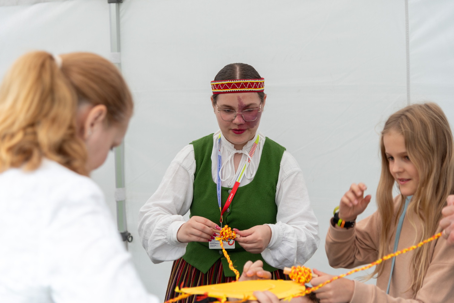 XIII Latvijas Skolu jaunatnes dziesmu un deju svētki: Folkloras kopu programma „Dindaru, dandaru – re, kā varu” un Deju lielkoncerta "Es atvēru Laimas dārzu" mēģinājums