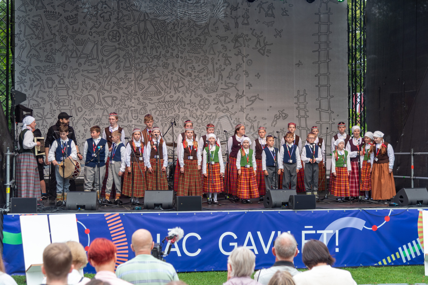 XIII Latvijas Skolu jaunatnes dziesmu un deju svētki: Folkloras kopu programma „Dindaru, dandaru – re, kā varu” un Deju lielkoncerta "Es atvēru Laimas dārzu" mēģinājums