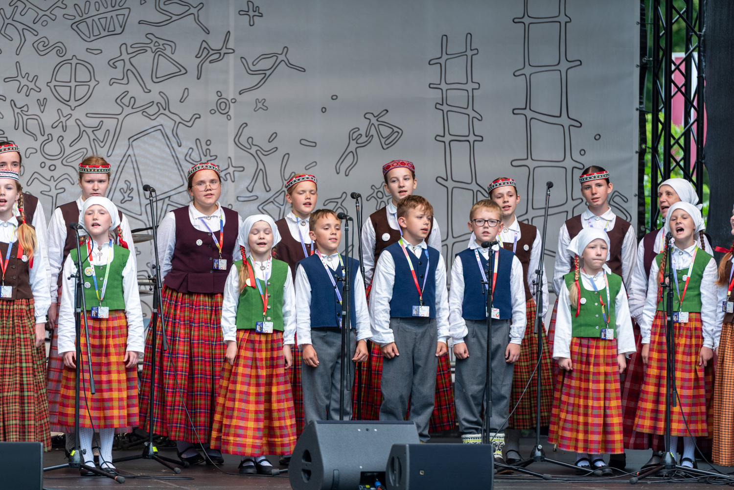 XIII Latvijas Skolu jaunatnes dziesmu un deju svētki: Folkloras kopu programma „Dindaru, dandaru – re, kā varu” un Deju lielkoncerta "Es atvēru Laimas dārzu" mēģinājums