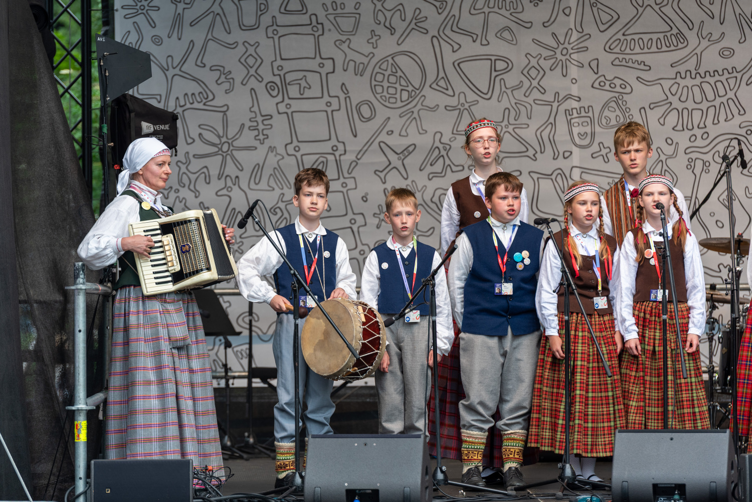 XIII Latvijas Skolu jaunatnes dziesmu un deju svētki: Folkloras kopu programma „Dindaru, dandaru – re, kā varu” un Deju lielkoncerta "Es atvēru Laimas dārzu" mēģinājums